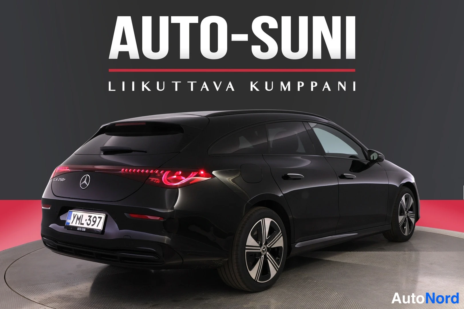Takaviisto: Musta Mercedes-Benz CLA Shooting Brake takunovalta vasemmalta, takavalot palaa, rekisteritunnus