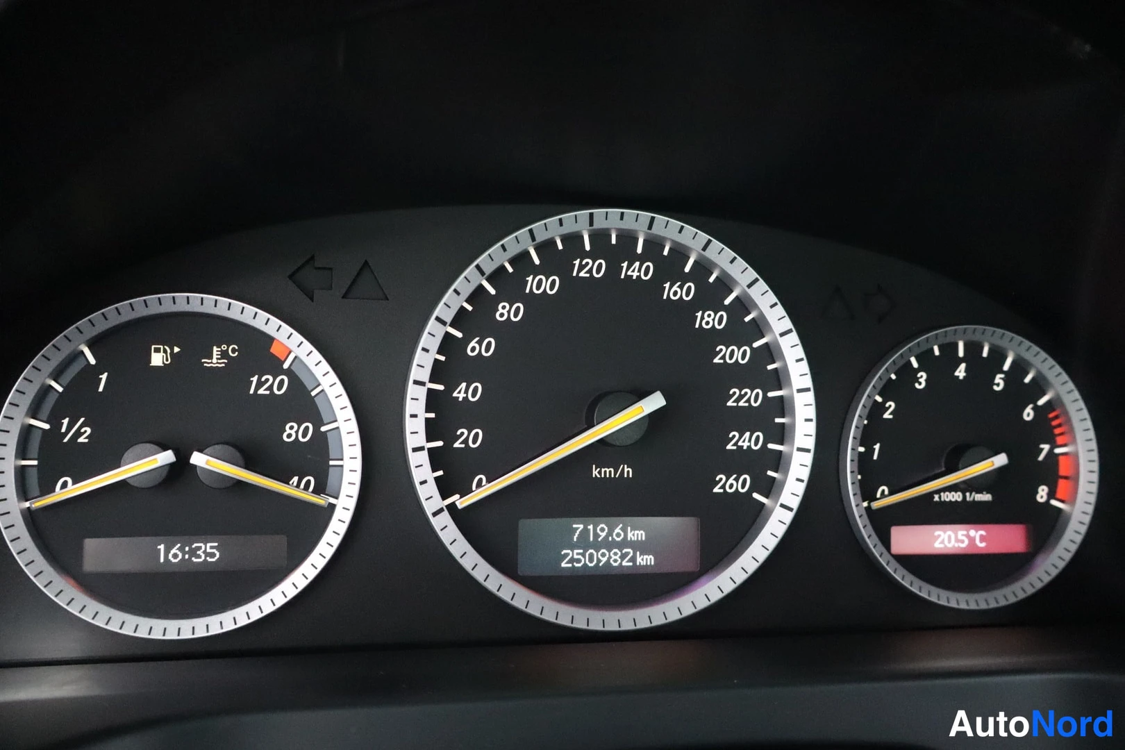 Muu: Kojelaudan mittaristo lähikuvassa: nopeusmittari 0–260 km/h, polttoainemittari ja lämpömittari vasemmalla, kierrosmittari 0–8 x1000 1/min ja öljynmittari 205 °C