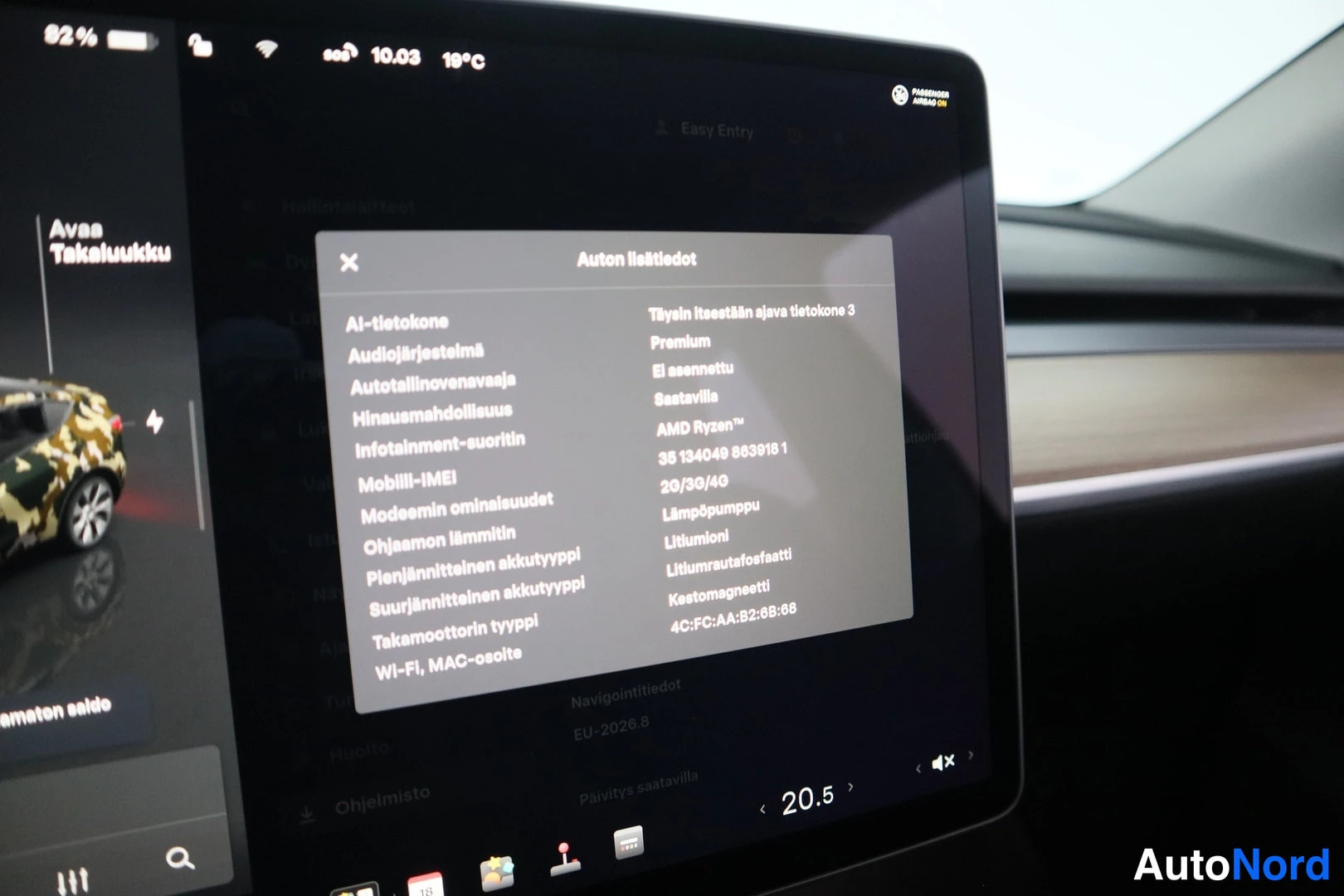 Muu: Tesla Model Y:n näytön Auton tiedot -sivu.