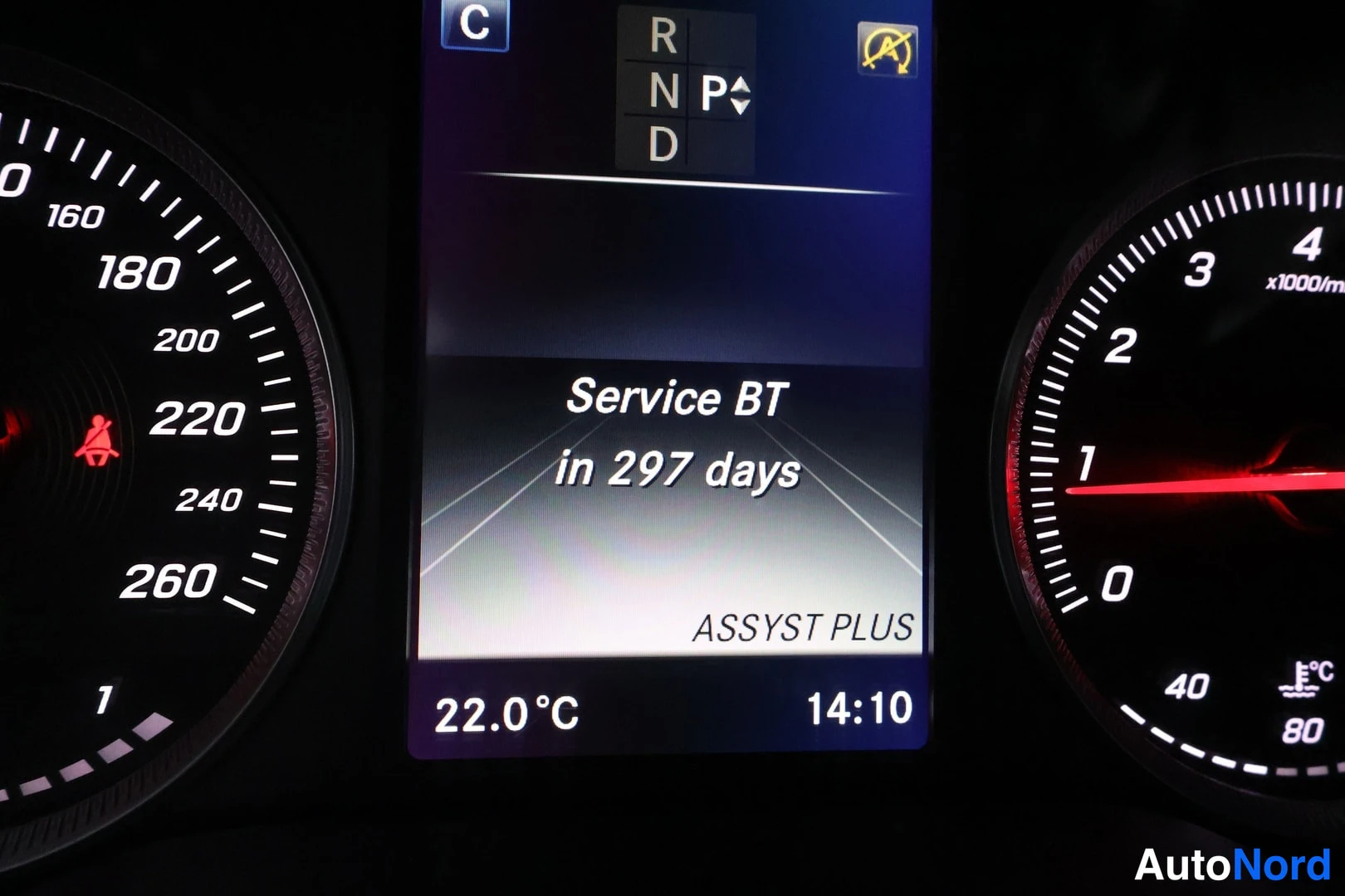 Muu: Kojelaudan näyttö, joka näyttää teksti 'Service BT in 297 days', kellonajan 14:10 ja lämpötilan 22.0 °C.