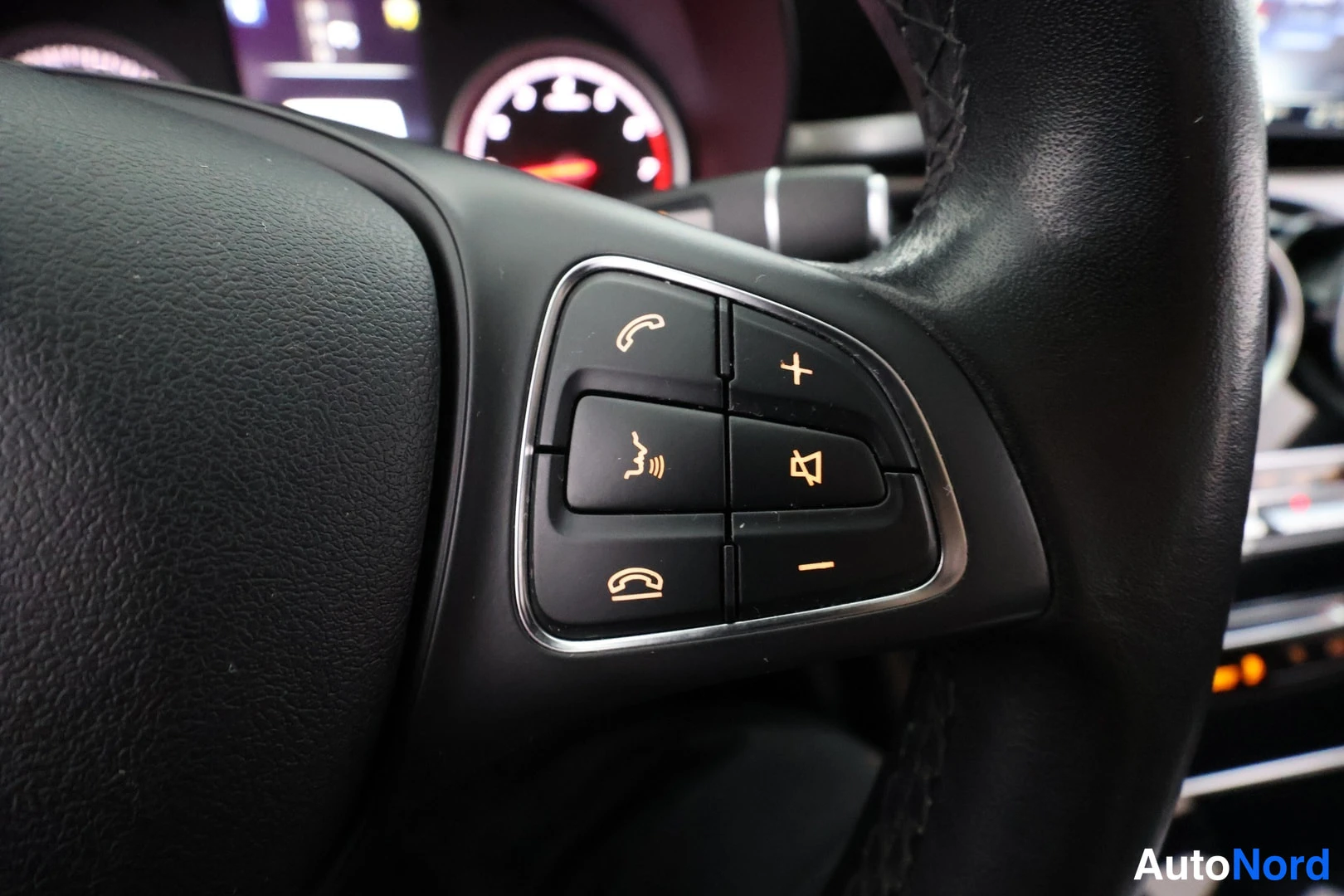Muu: Mercedes-Benz C 2017 -auton kuva: Mercedes-Benz C 2017, ohjauspyörän näkyvät puhelin- ja äänenvoimakkuusnäppäimet sekä kojelaudan osa.