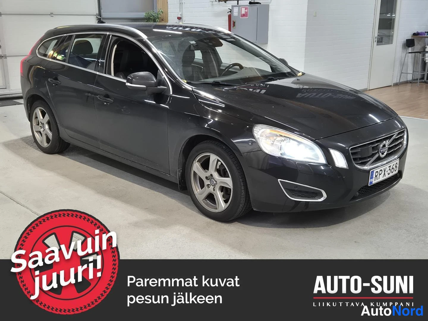Etuviisto, nokka oikealle: Volvo V60 stationvaunun etuosa ja oikea kylki, hopeiset vanteet ja valot päällä