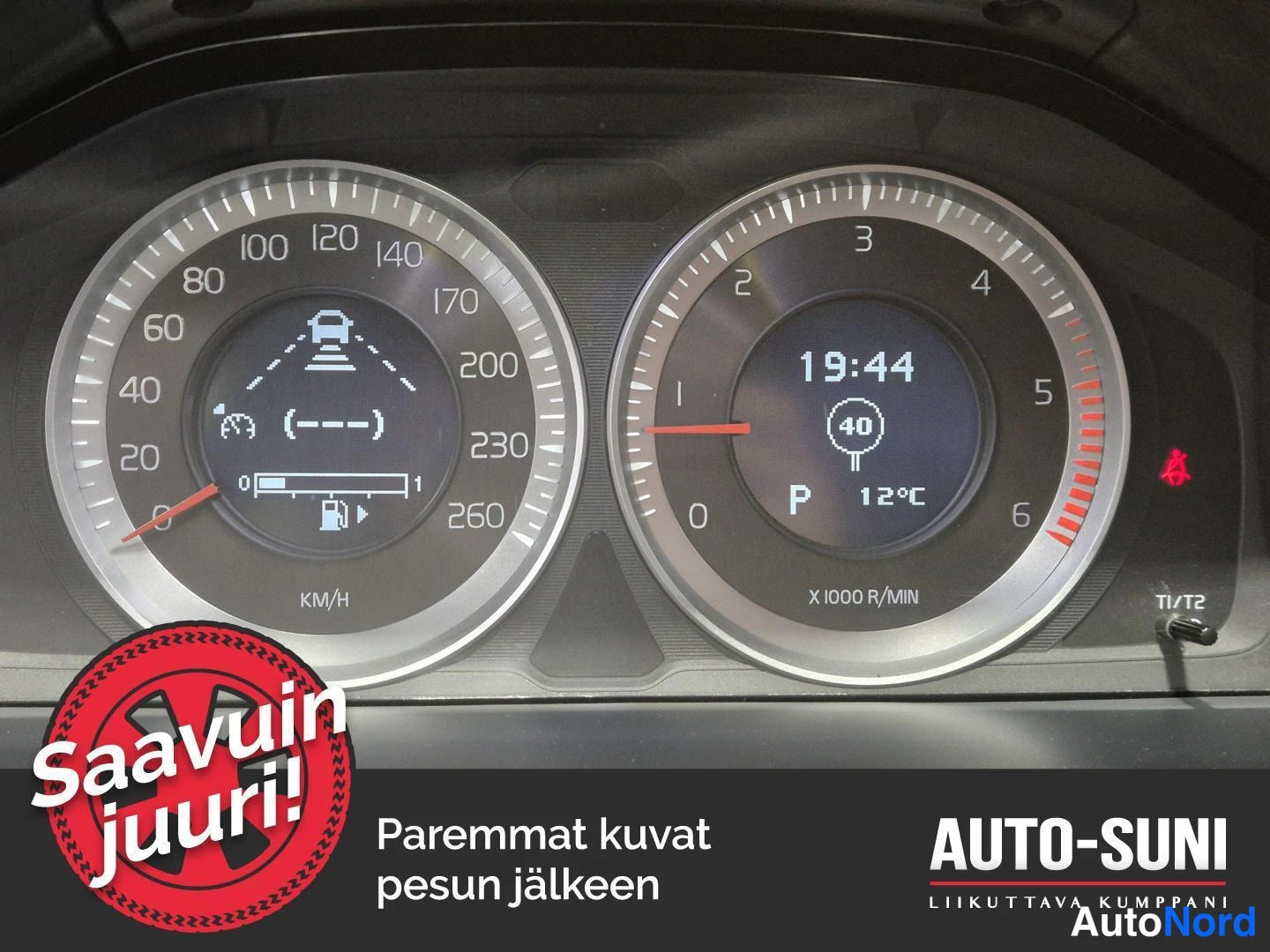 Muu: Volvo V60:n (2013) kojelauta suorakulmaisena kuvana: nopeusmittari 0 km/h polttoainemittarin ollessa noin neljännes täynnä ja kierrosmittari noin 1000 r/min; ke