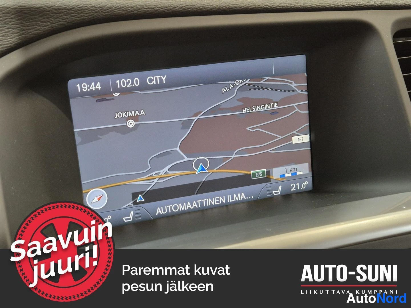 Muu: Kojelaudan infotainment-näyttö, jolla näkyy kartta ja teksti AUTOMAATTINEN ILMA...