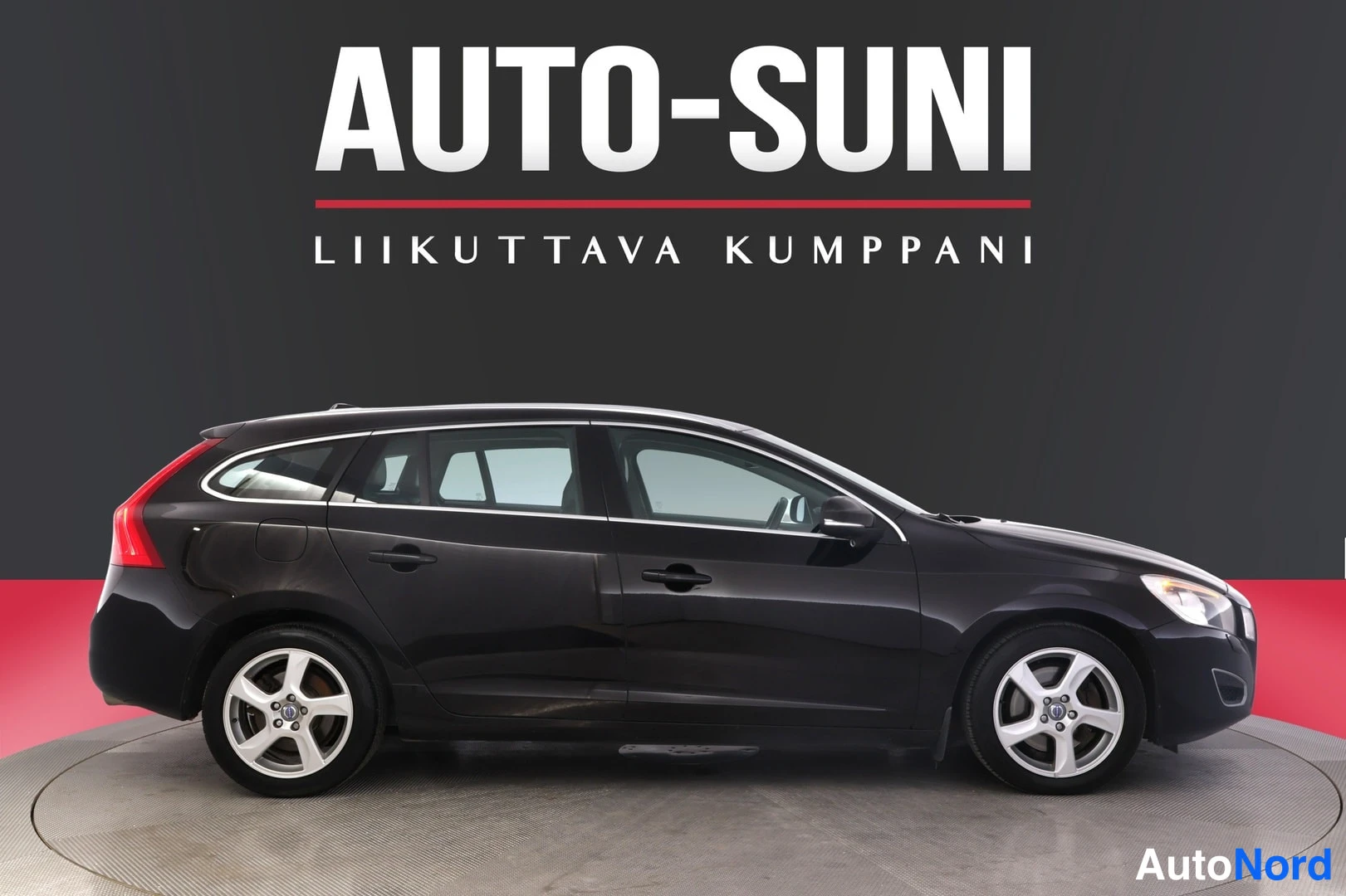 Harmaa Volvo V60 2013, etuviisto, keula oikealle, kuva 4