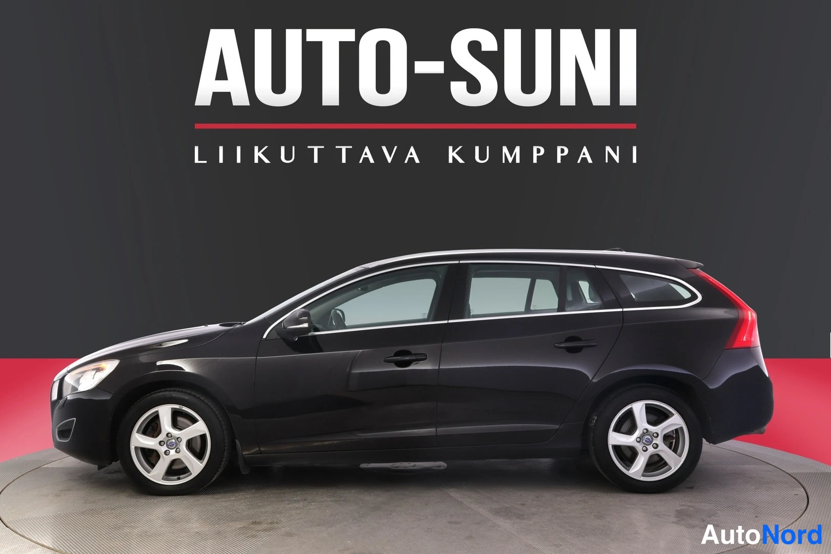 Harmaa Volvo V60 2013, etuviisto, keula vasemmalle, kuva 2