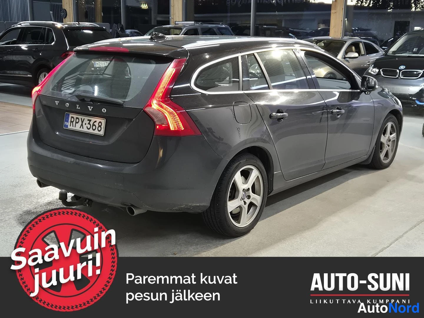 Takaviisto: Volvo V60 -farmari takaa kulmasta, rekisterikilpi, tummanharmaa kori.