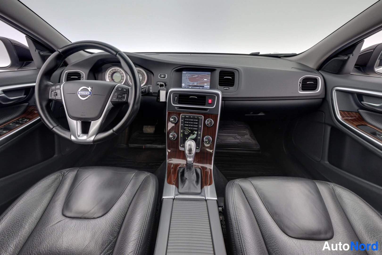Harmaa Volvo V60 2013, ohjaamo, kuva 7