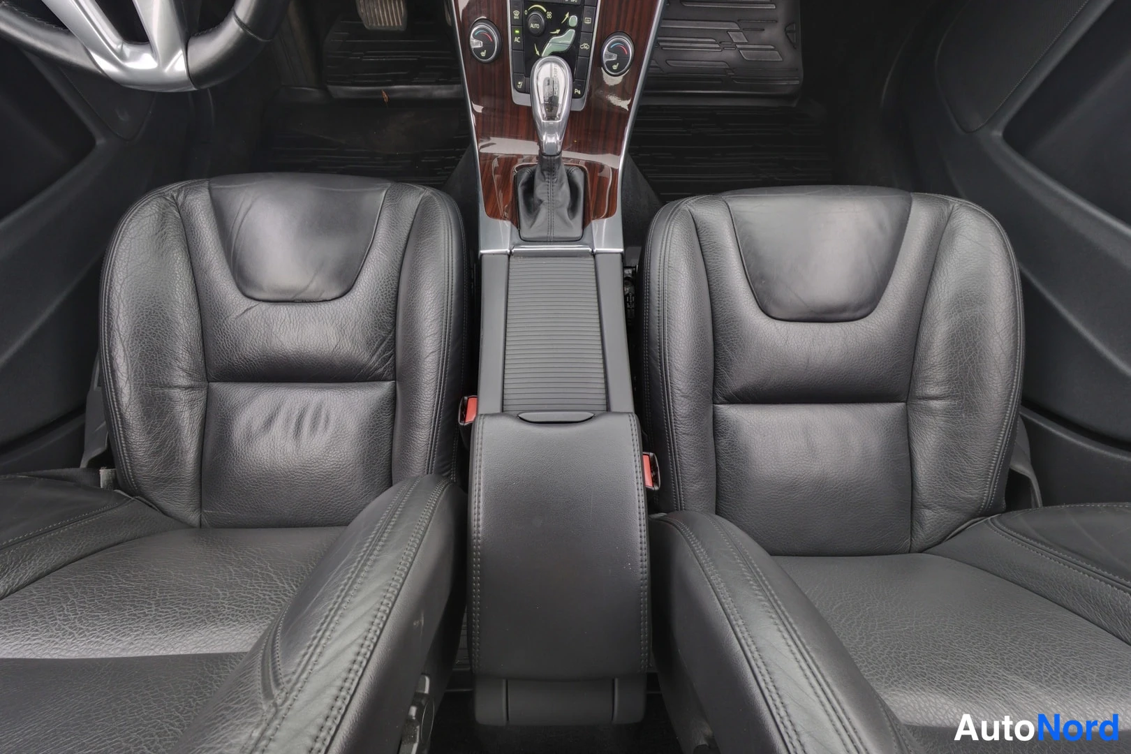 Harmaa Volvo V60 2013, etuistuimet, kuva 12