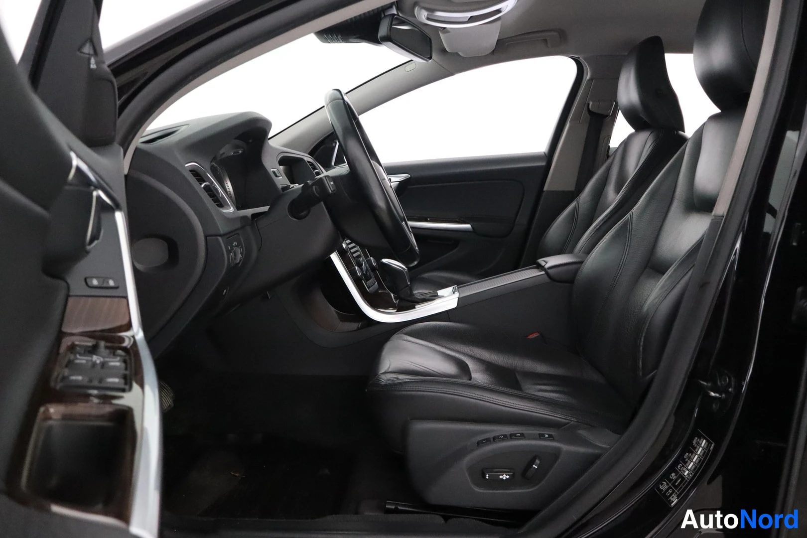 Harmaa Volvo V60 2013, ohjaamo, kuva 8
