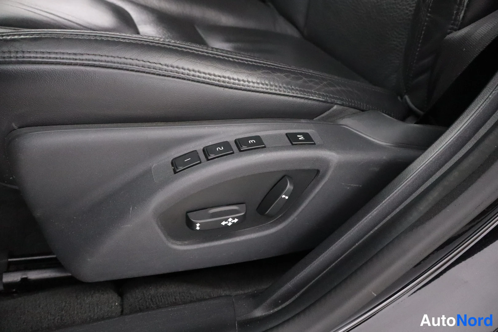 Harmaa Volvo V60 2013, yksityiskohta, kuva 20