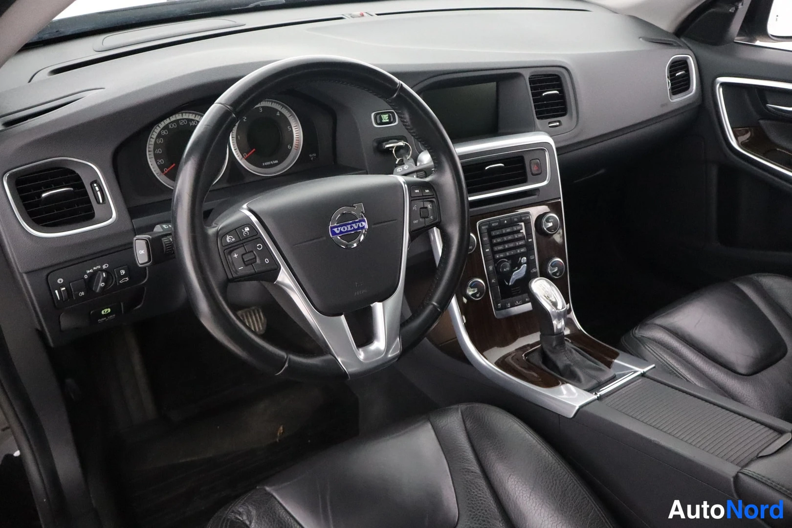 Harmaa Volvo V60 2013, ohjaamo, kuva 9