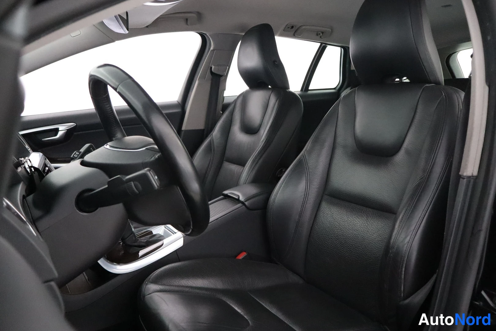 Harmaa Volvo V60 2013, etuistuimet, kuva 13