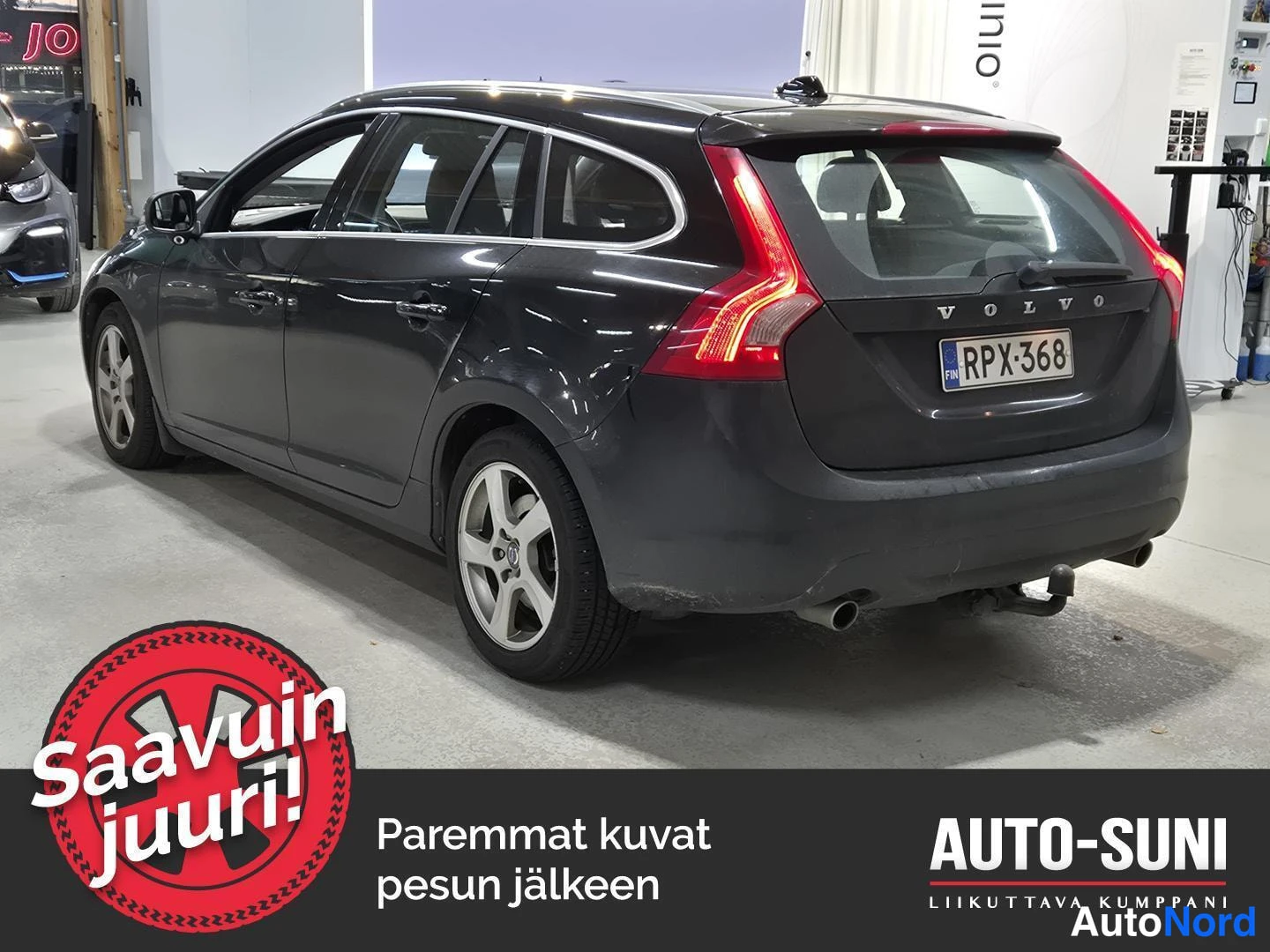 Takaviisto: Volvo V60 -farmari takaa vasemmalta kulmasta, rekisterikilpi, tummanharmaa kori.