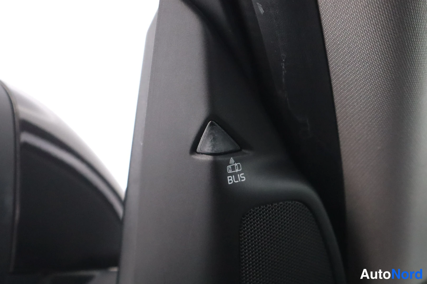 Harmaa Volvo V60 2013, yksityiskohta, kuva 30