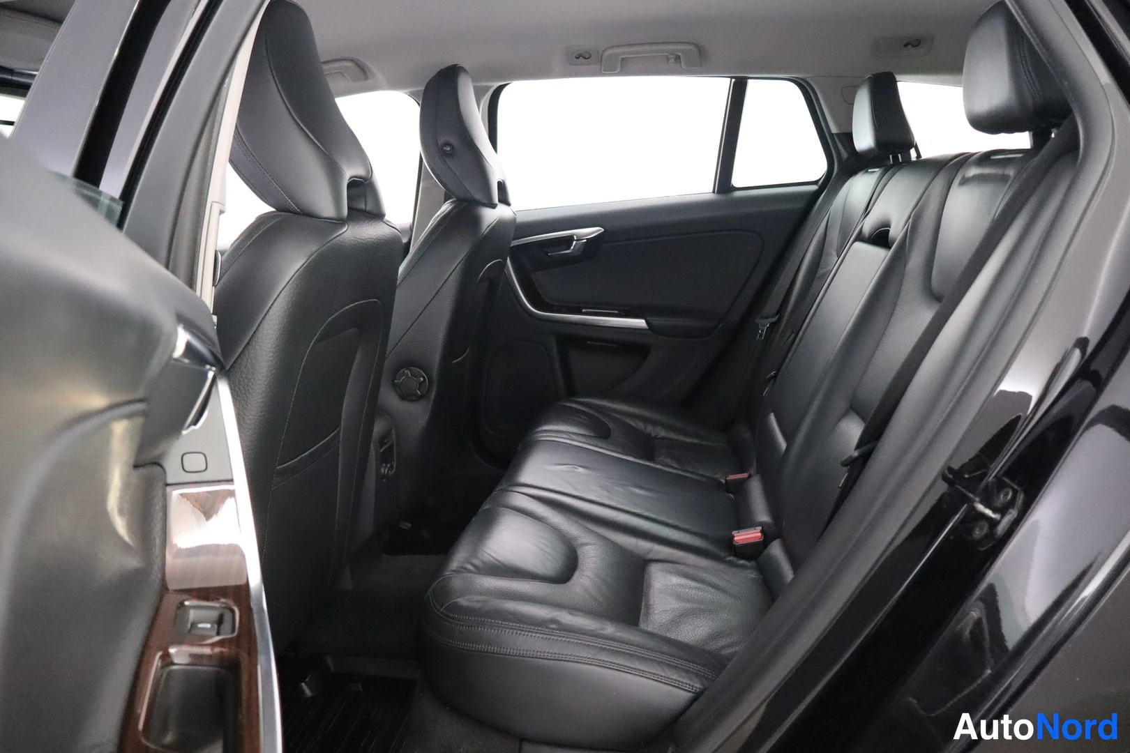 Harmaa Volvo V60 2013, takaistuimet, kuva 17