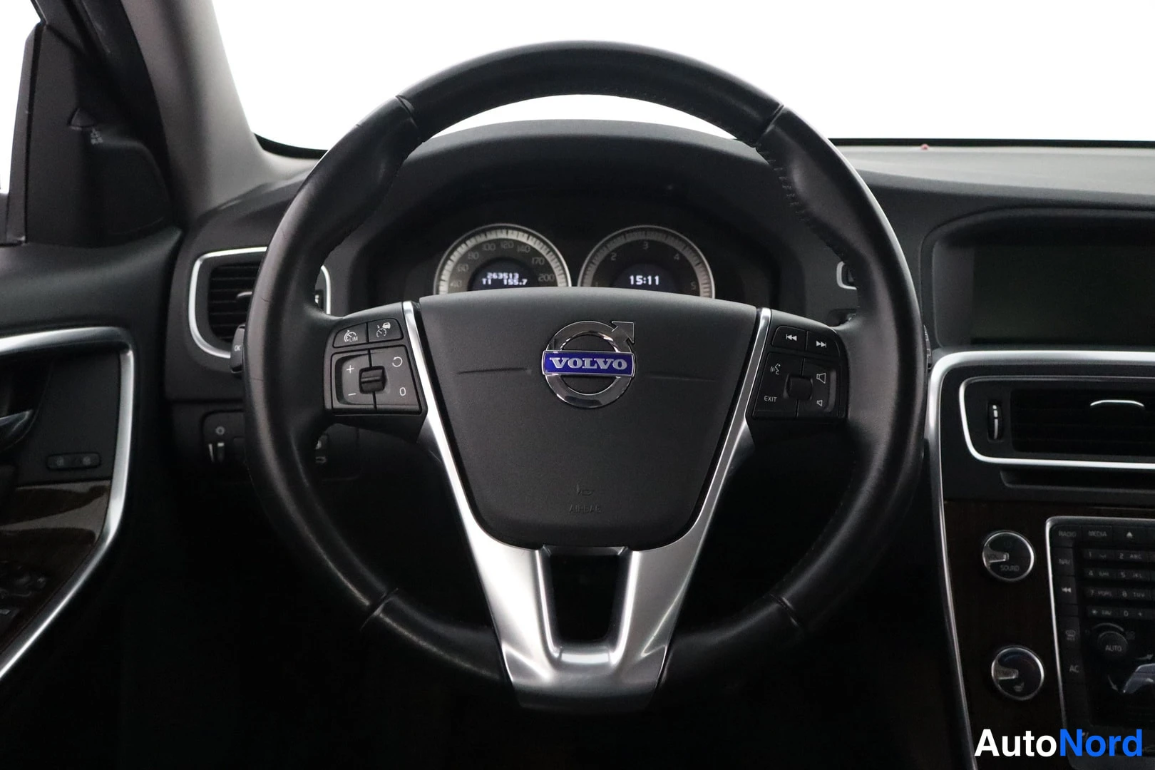 Harmaa Volvo V60 2013, ohjaamo, kuva 10