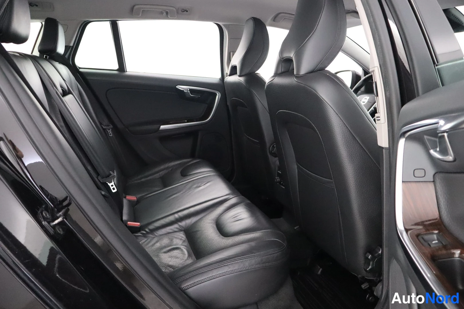 Harmaa Volvo V60 2013, takaistuimet, kuva 18