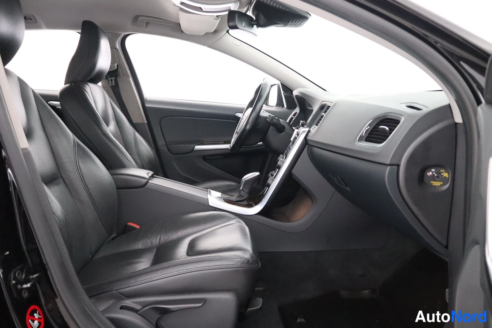 Harmaa Volvo V60 2013, etuistuimet, kuva 14