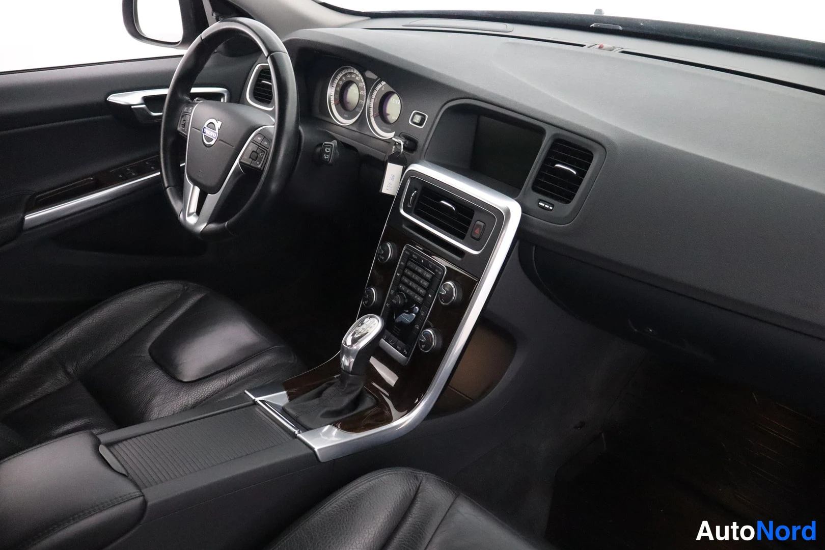 Harmaa Volvo V60 2013, ohjaamo, kuva 11