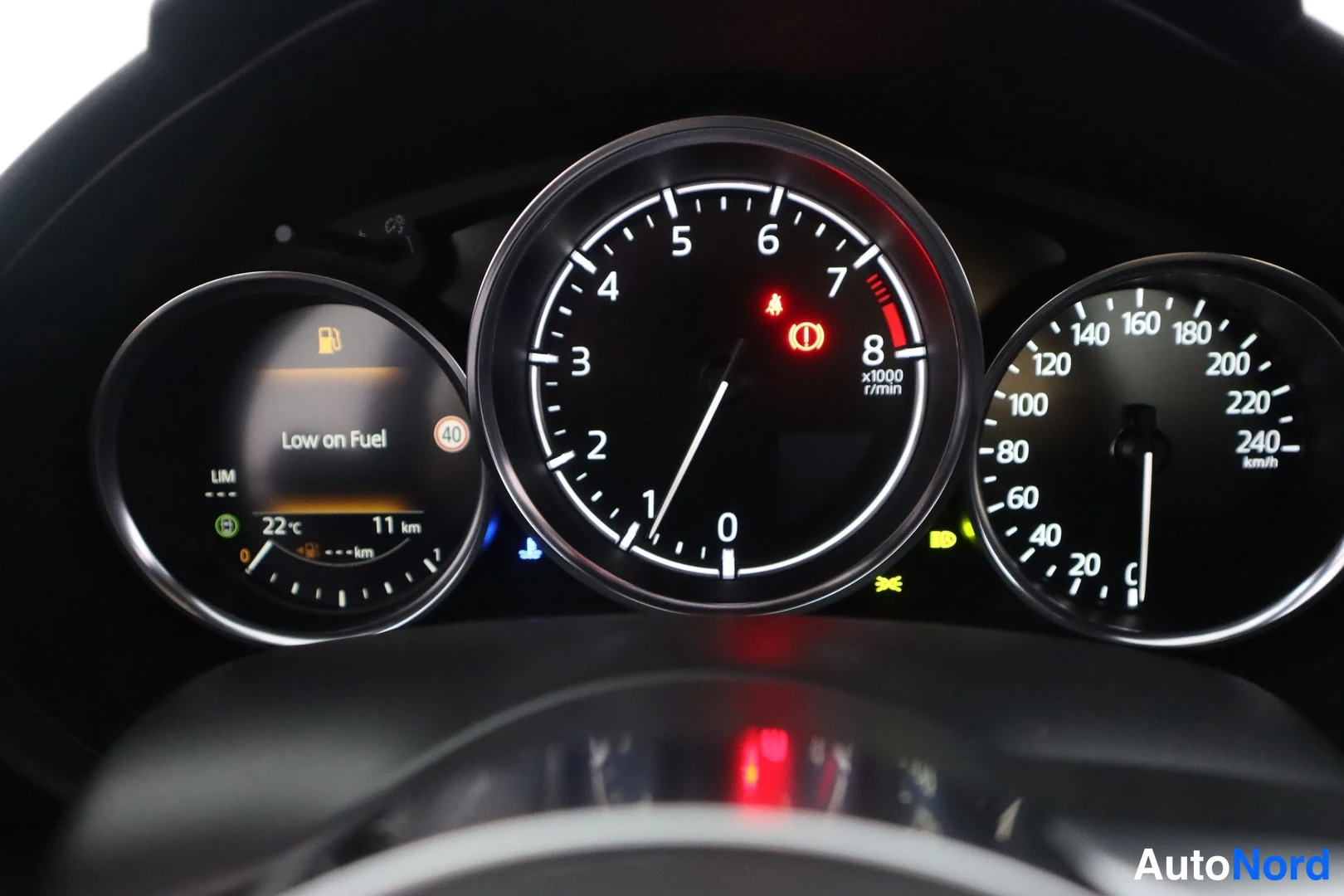 Muu: Auton mittaristo: nopeusmittari 240 km/h asti, ruokesiiri 8000 r/min ja polttoainevaroitus 'Low on Fuel'.