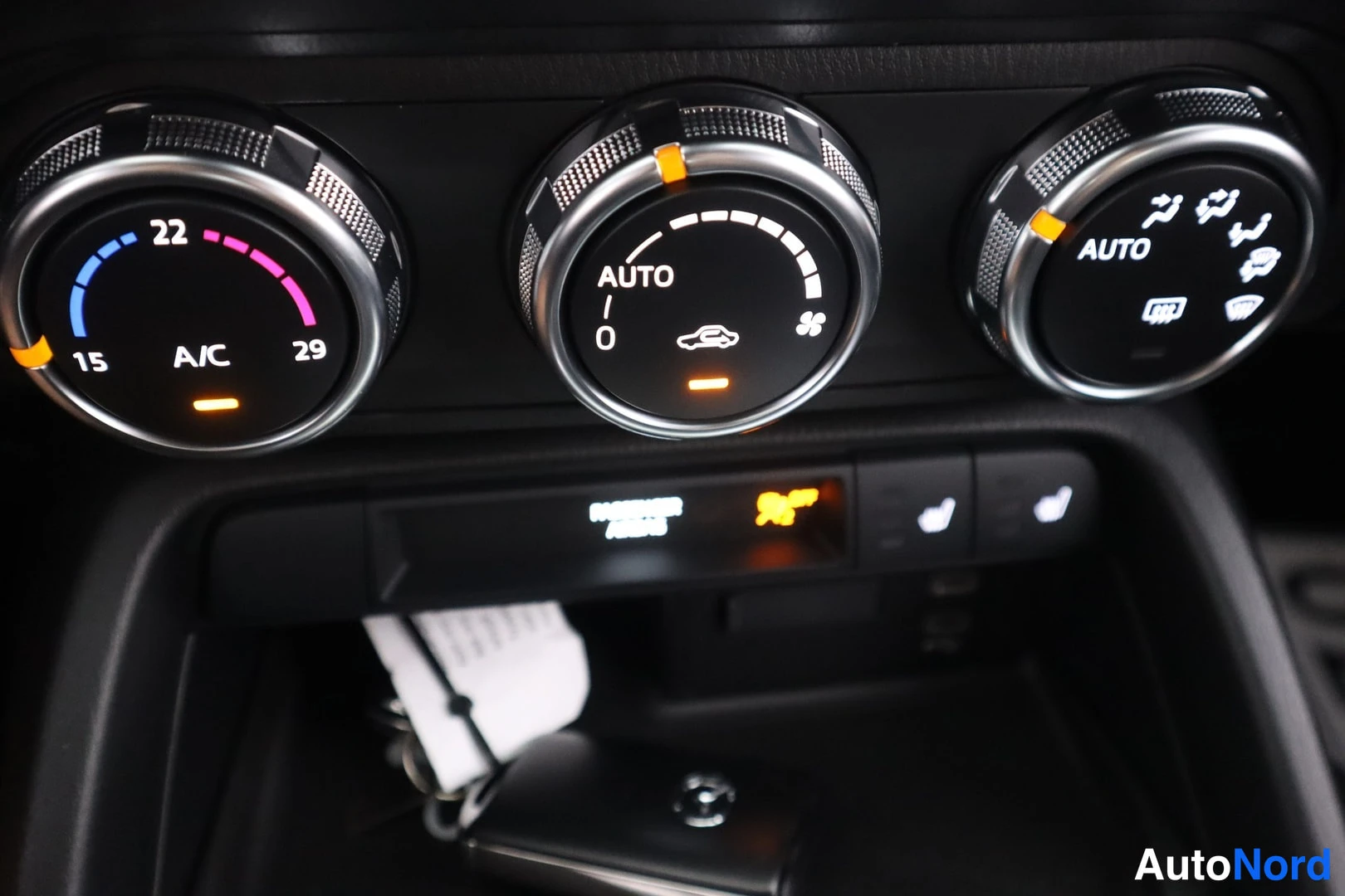 Muu: Keskikonsolin ilmastointisäätimet: lämpötila 22 astetta A/C -toiminnolla ja kaksi AUTO-säädintä.