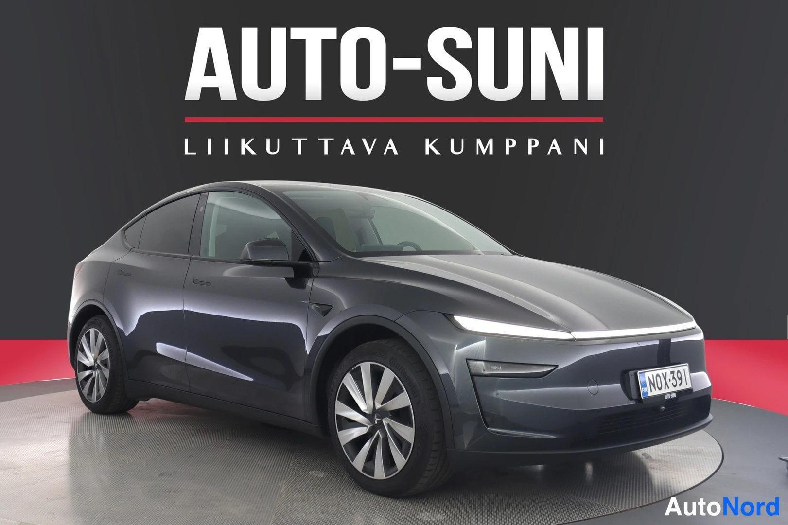 Etuviisto, nokka oikealle: Auton etukulma oikealta, tummanharmaa koripelti