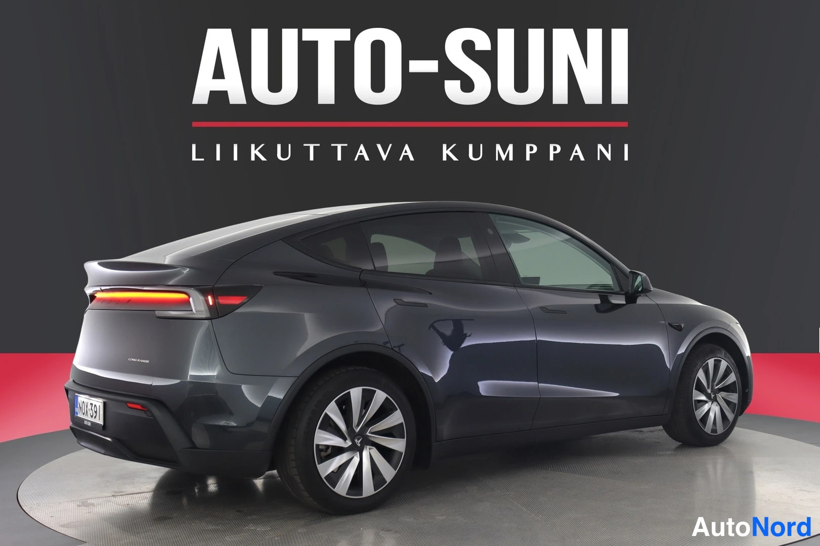 Takaviisto: Auton takakulma vasemmalta, tummanharmaa koripelti