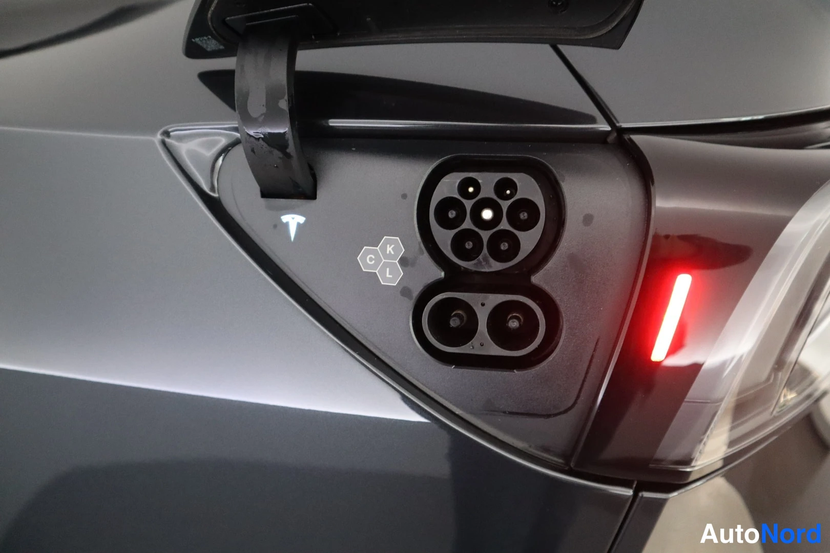 Takaa: Tesla Model Y -latausportti, CCS2. Model Y.