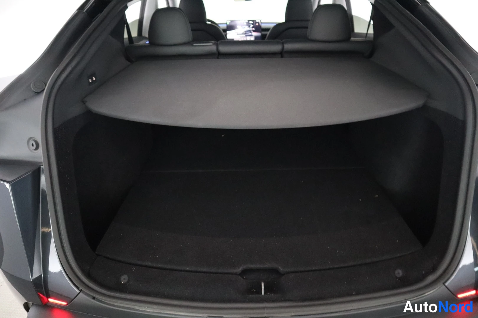 Etuviisto: Tesla Model Y -koeajon näyttö, 231 km, etukolmisetti. Auton takaluukku, Klinvist turvavyö.