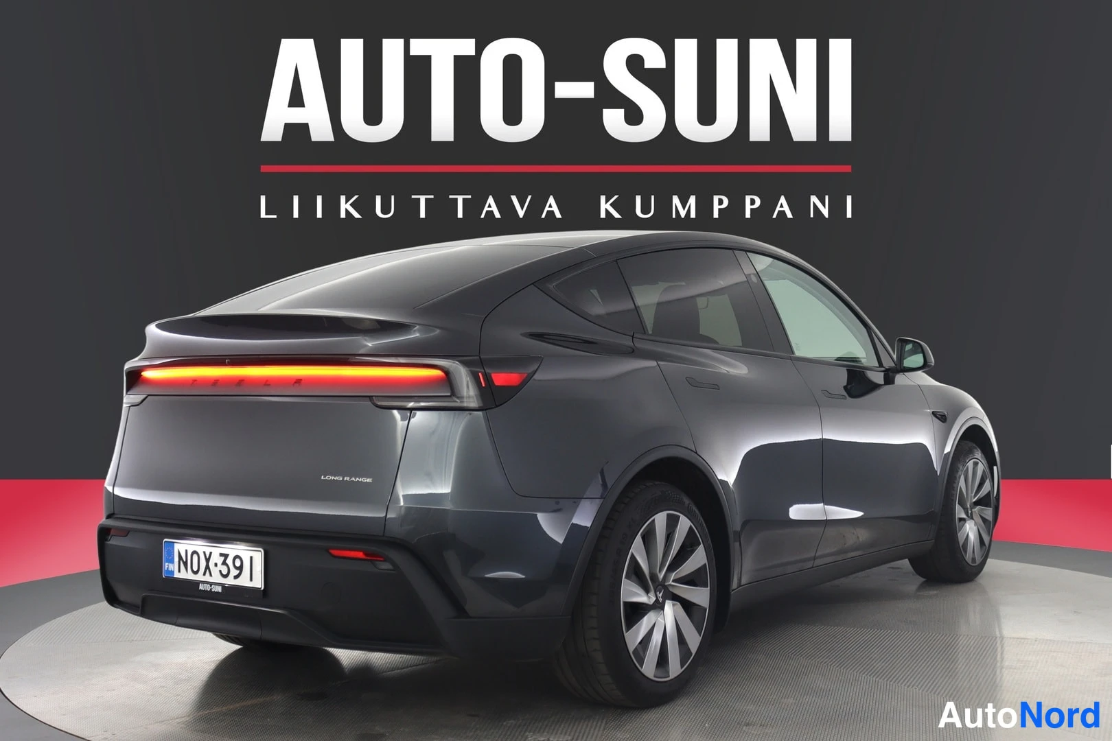 Takaviisto: Auton takakulma vasemmalta, takavalot ja rekisterikilpi