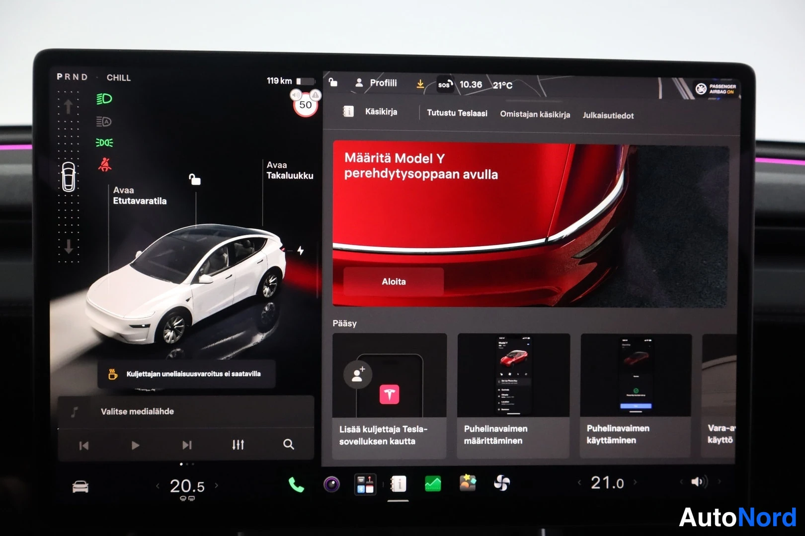 Muu: Autojen kuljettajan näyttö, jossa näkyy Tesla-ohjeisto ja ilmastointiasetukset, ulkopuoli ei näy
