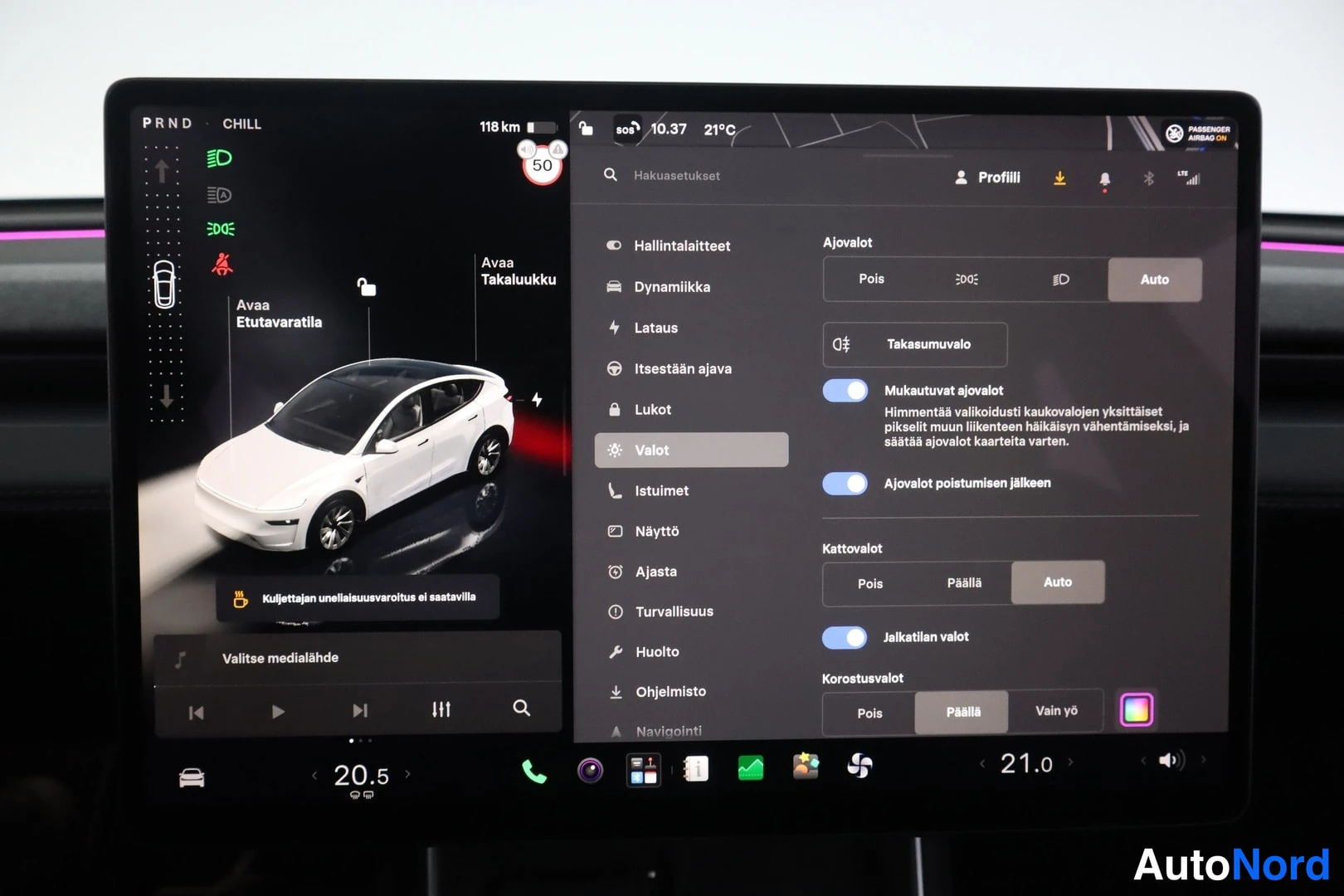 Yksityiskohta: Infotainment-näytön 'Valot'-valikko: Ajovalot asetuksella Auto, Tunasumuvalot-painike, Mukautuvat ajovalot ja Ajovalot polttumisen jälkeen -kytkimet päällä, Kat