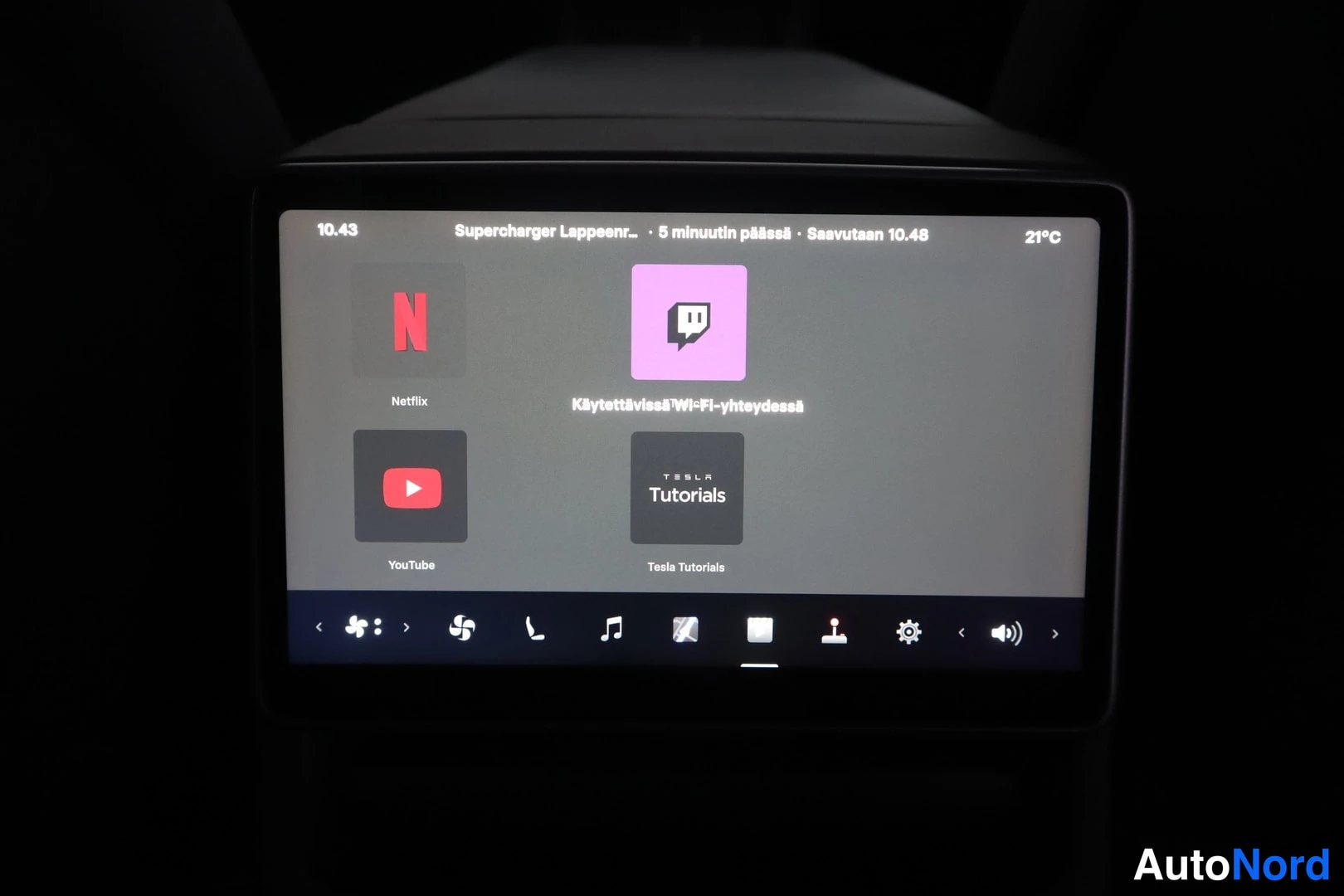 Muu: Auton kosketusnäytöllä näkyvät sovellukset Netflix, YouTube ja Tesla Tutorials sekä teksti Käytettävissä Wi-Fi-yhteydellä.