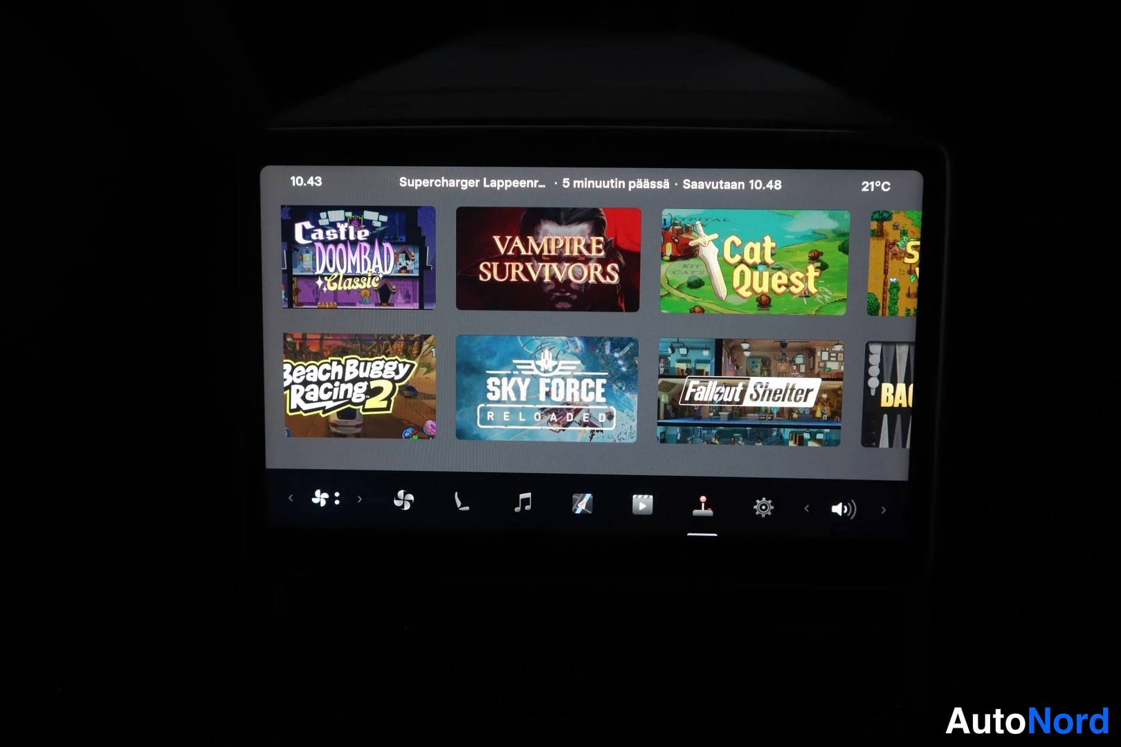 Muu: Auton kosketusnäytöllä näkyy pelivalikko ikoneilla Castle Doombad Classic, Vampire Survivors, Cat Quest, Beach Buggy Racing 2, Sky Force Reloaded ja Fallout She