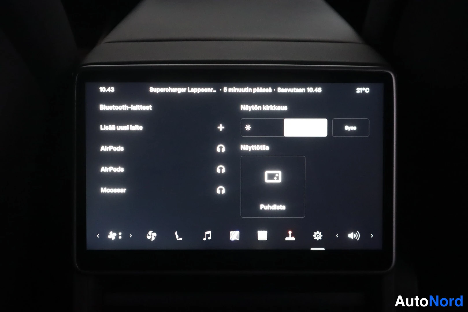 Muu: Auton kosketusnäytön Bluetooth-laitteet-asetussivu listaa AirPods ja Mooseer, oikealla Näytön kirkkaus -säädin ja Näyttötila-osion Puhdista-painike.