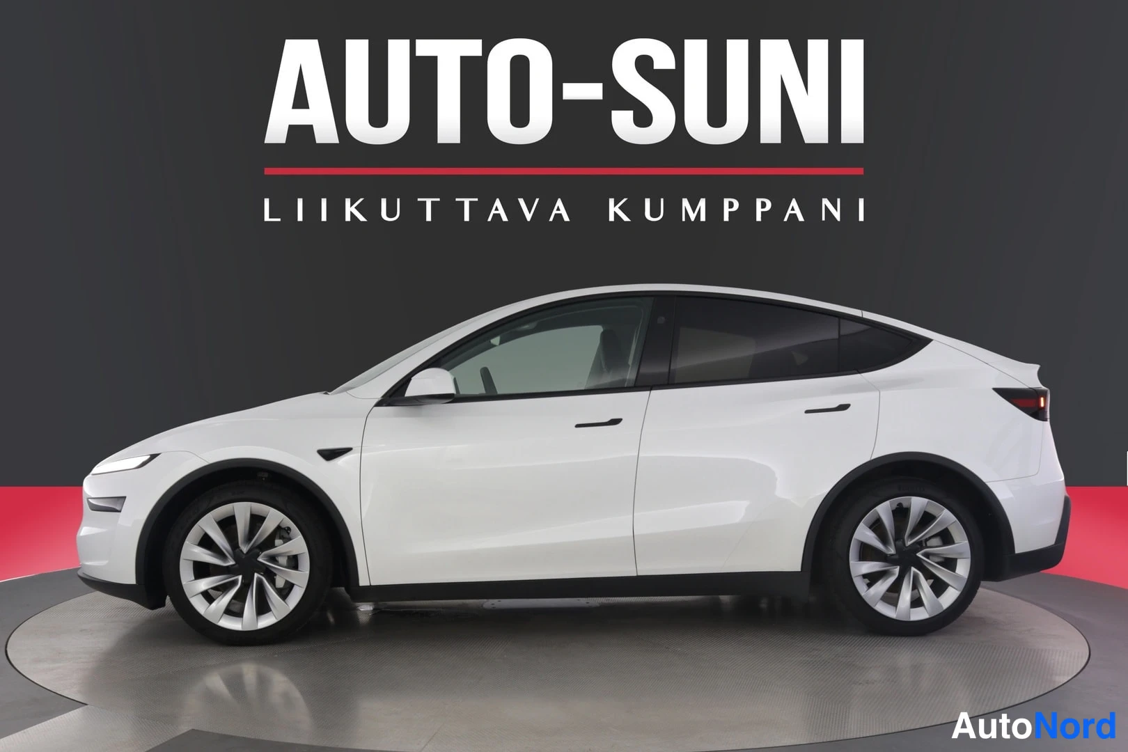 Sivulta: Valkoisen auton sivuprofiili studio­valaistuksessa AUTO-SUNI-logon alla.