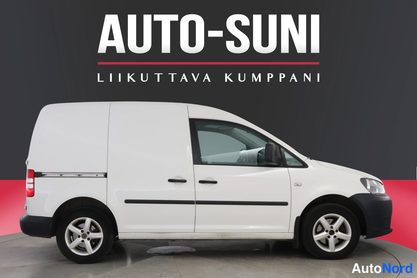 Sivulta: Valkoinen pakettiauto sivusta oikealta kuvattuna, liukumaalattu kylki ja viisivalainen kevytmetallivanne.