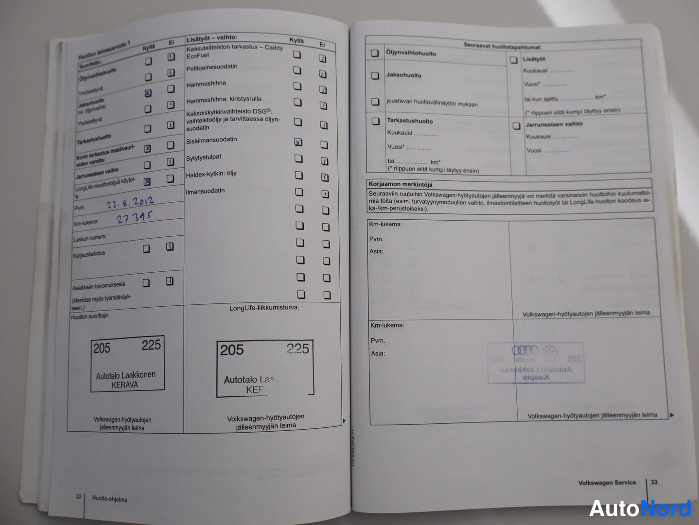 Asiakirja: Aukinainen Volkswagenin huoltokirja, huoltosivu käsin merkittyinä: Pvm 23.8.2012, km-lukema 27345, leimat Autotalo Laakkonen KERAVA.
