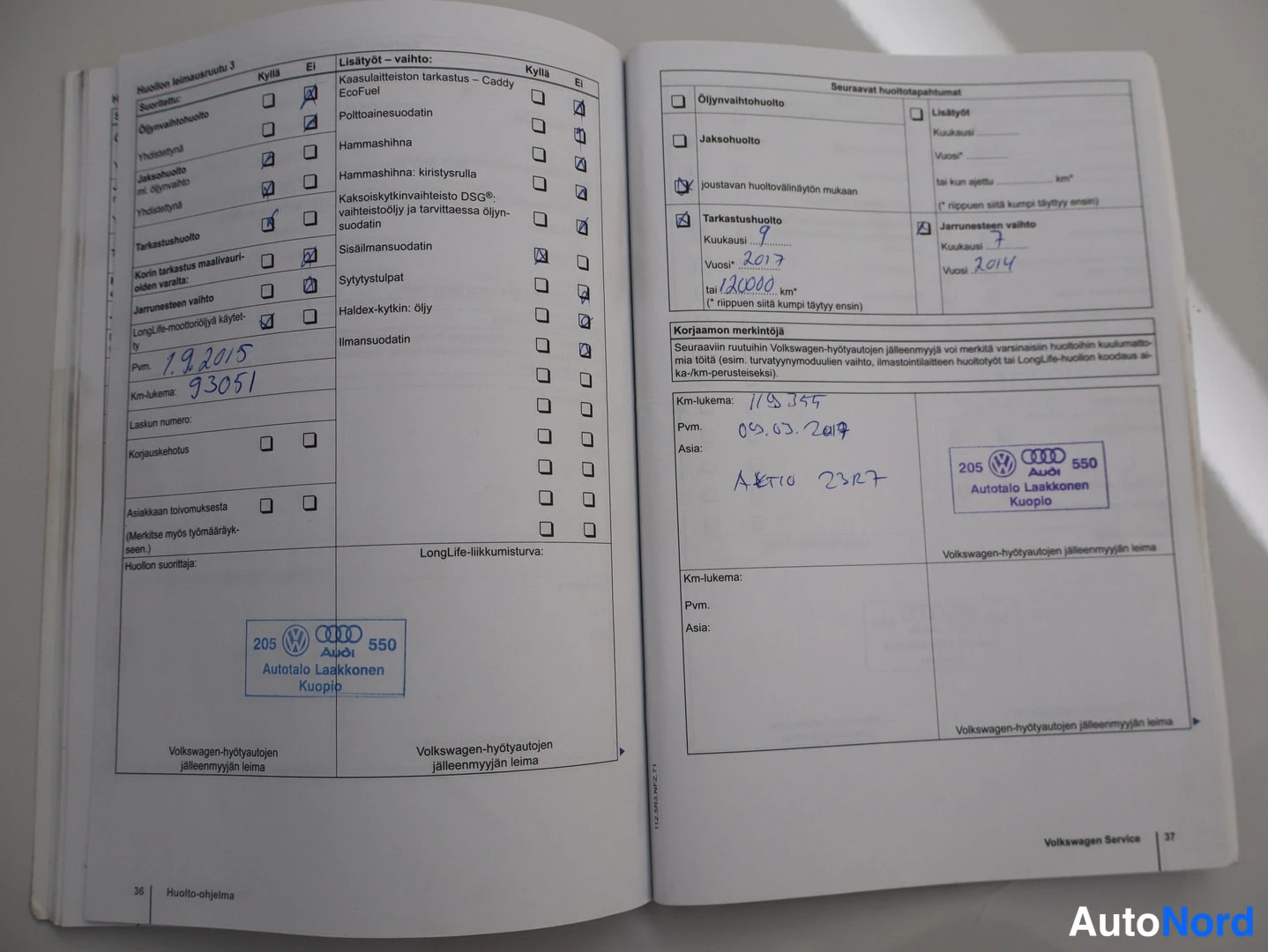 Asiakirja: Aukinainen Volkswagenin huoltokirja, huoltosivu: Pvm 19.2.2015, km-lukema 93051, lisämerkintä 05.03.2019 km 119355, leima Autotalo Laakkonen Kuopio.