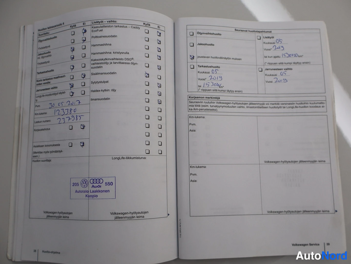 Asiakirja: Aukinainen Volkswagenin huoltokirja, huoltosivu: Pvm 30.05.2017, km-lukema 123380, leima Autotalo Laakkonen Kuopio.