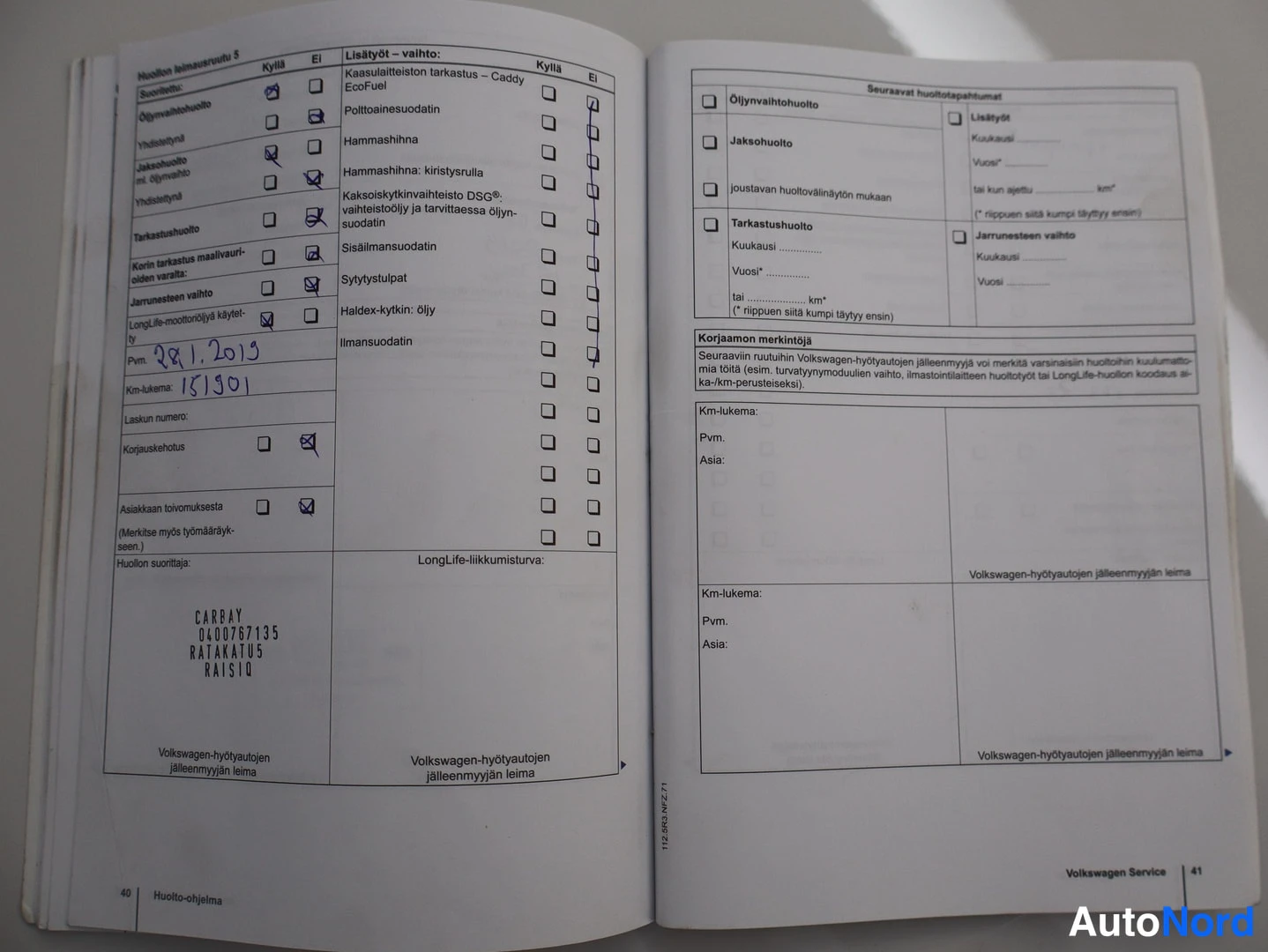 Asiakirja: Volkswagen Service -huolto-ohjelma -asiakirjan auki oleva sivu. Vasemmalla puolella on ruudukko huoltotoimenpiteistä ja sen alle sinisellä pohjavärillä merkitty