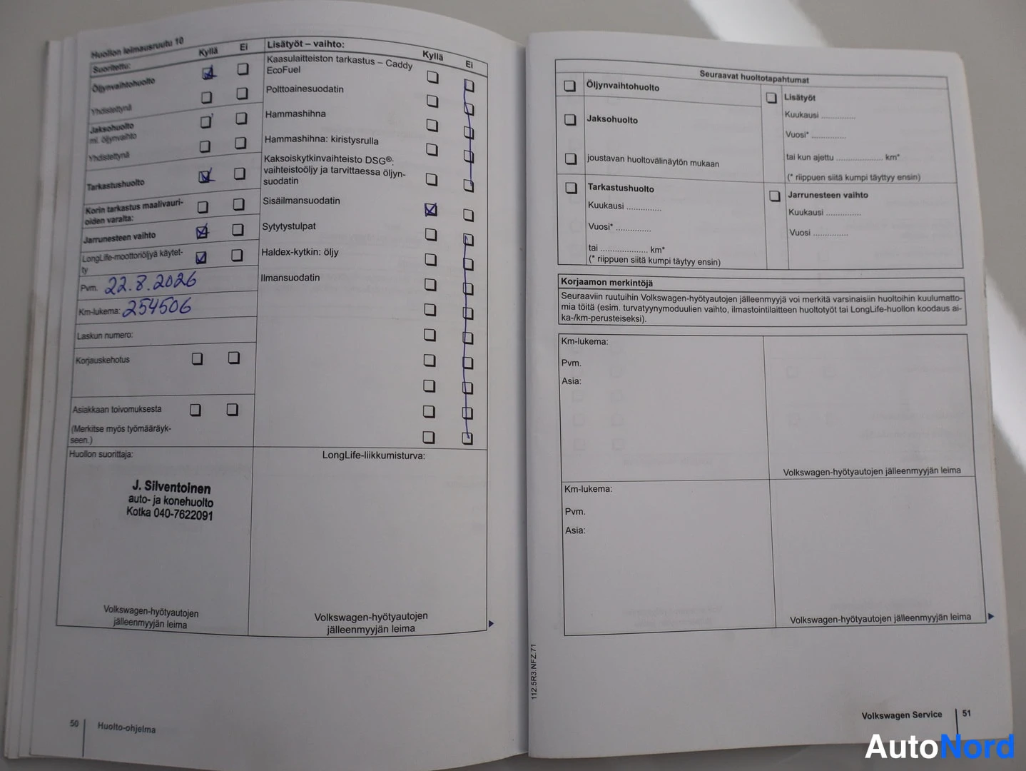 Asiakirja: Avattu Volkswagenin huoltokirja, huoltolomake numero 10 täytettynä päivällä 22.8.2026 ja km-lukema 254506.