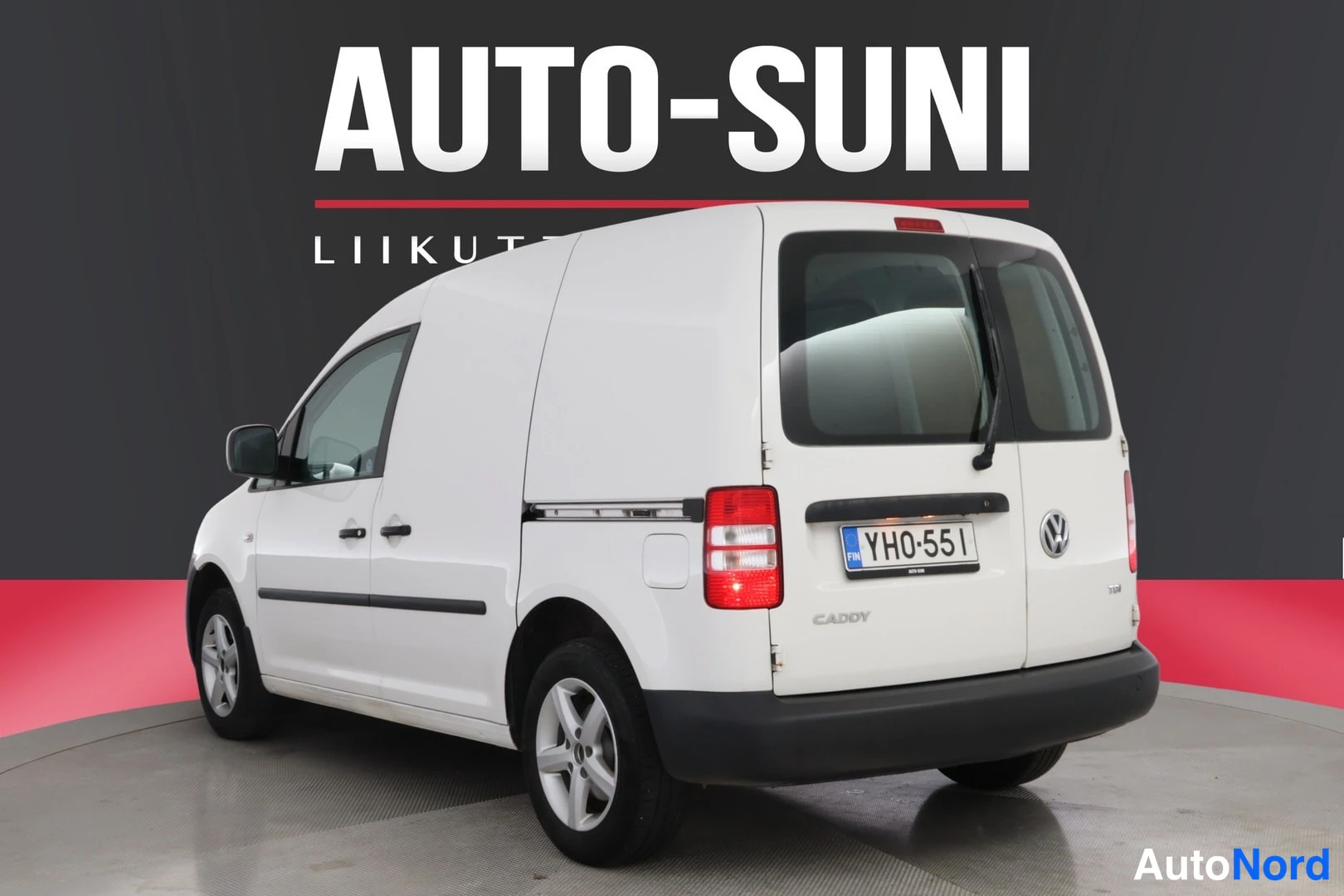 Takaviisto: Valkoinen pakettiauto takaa vasemmalta kuvattuna, peräluukussa Caddy-teksti ja rekisterikilpi.
