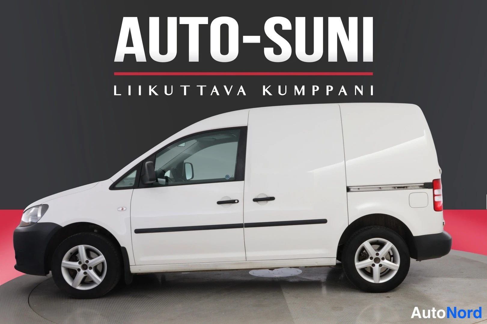 Sivulta: valkoinen pakettiauto kylkikuvassa mustalla taustalla AUTO-SUNI-logolla