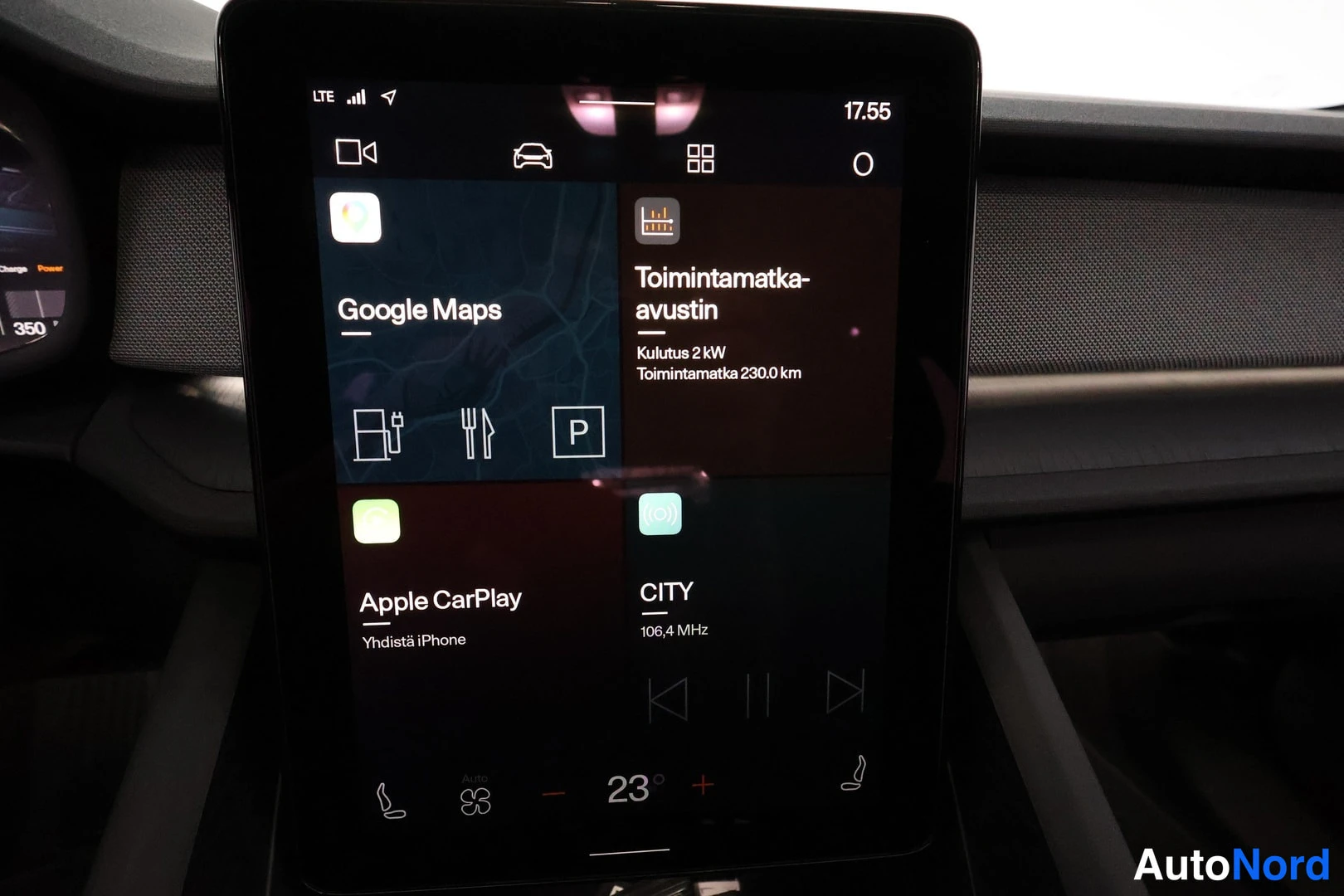 Muu: Polestar 2:n kojetaulun infotainment-näyttö: Google Maps, Toimintamatka-avustin (kulutus 2 kW, toimintamatka 230,0 km), Apple CarPlay ja radio CITY 106,4 MHz; o