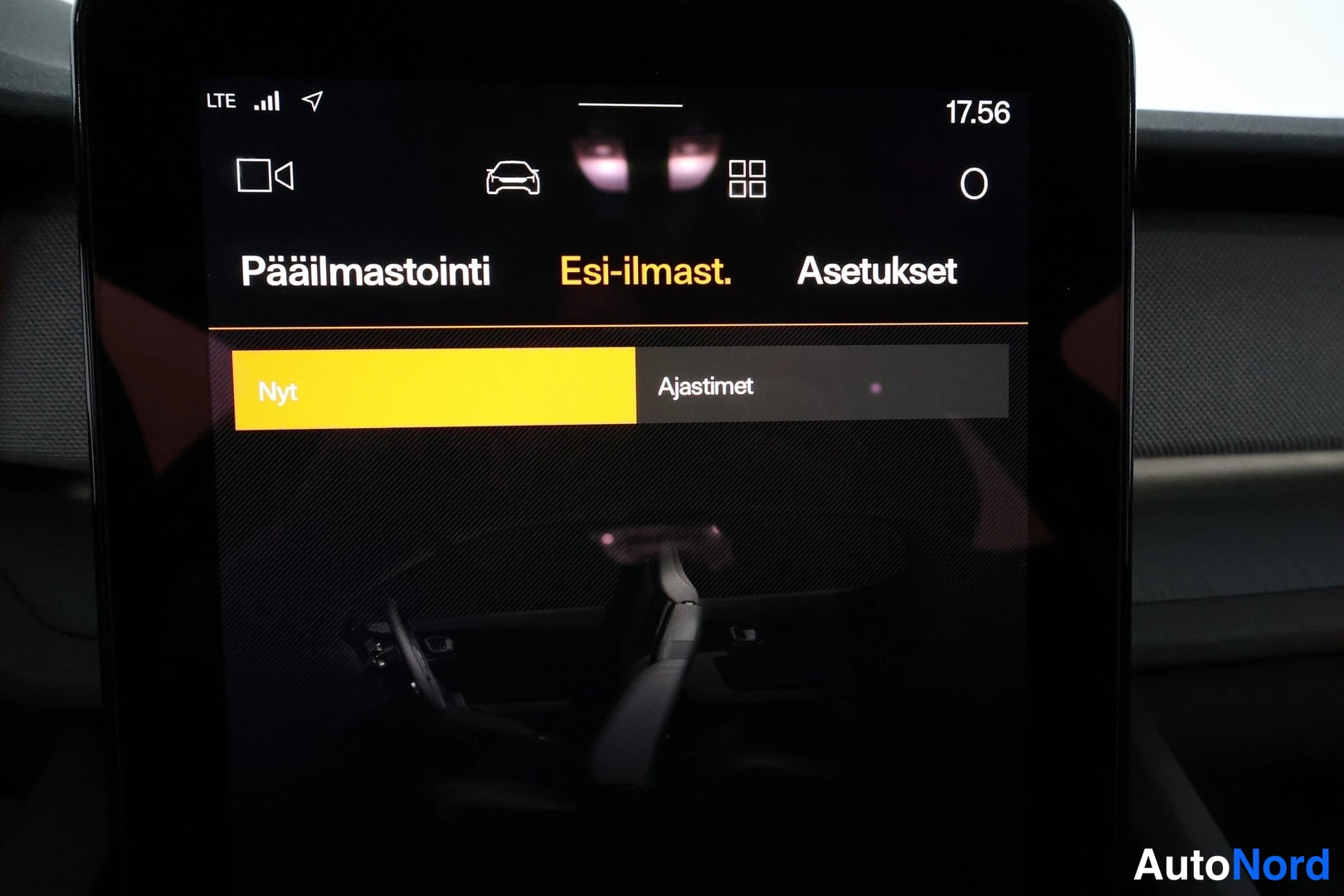 Yksityiskohta: Keskirivin näytön ilmastointivalikko: välilehdet Pääilmastointi, Esi-ilmast. ja Asetukset, Esi-ilmast. valittuna; alavalinnat Nyt ja Ajastimet, Nyt korostettuna