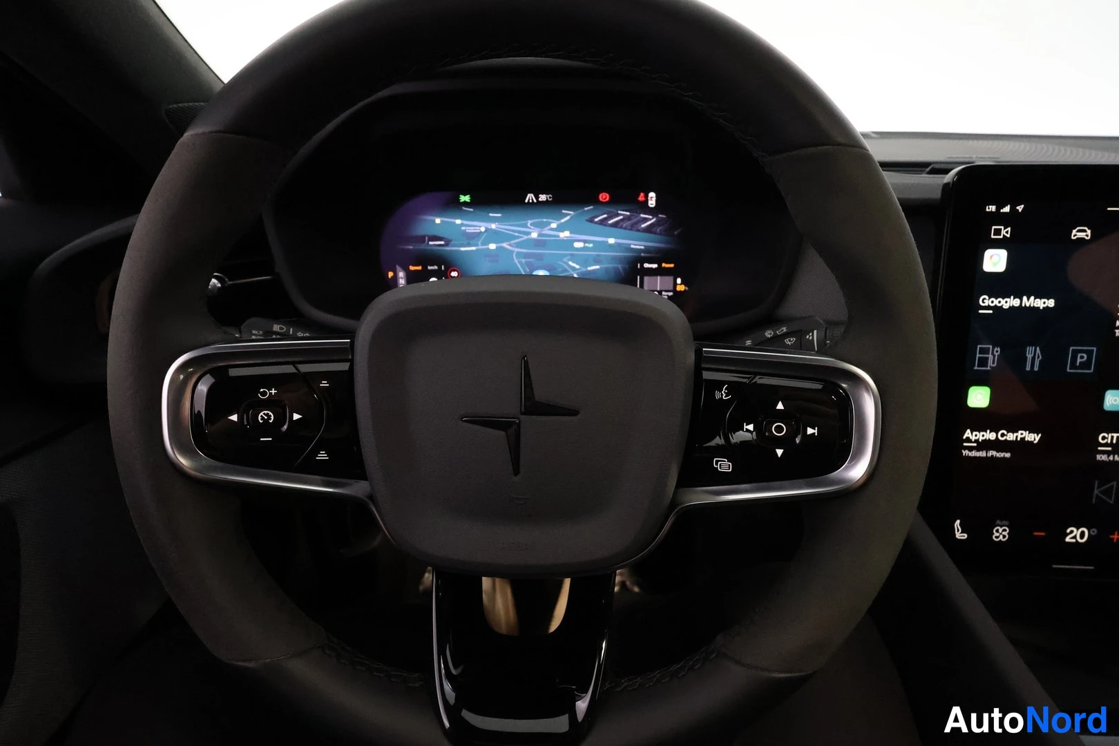 Muu: Ohjauspyörä ja kojelautanäyttö, keskikonsolissa Apple CarPlay ja Google Maps.