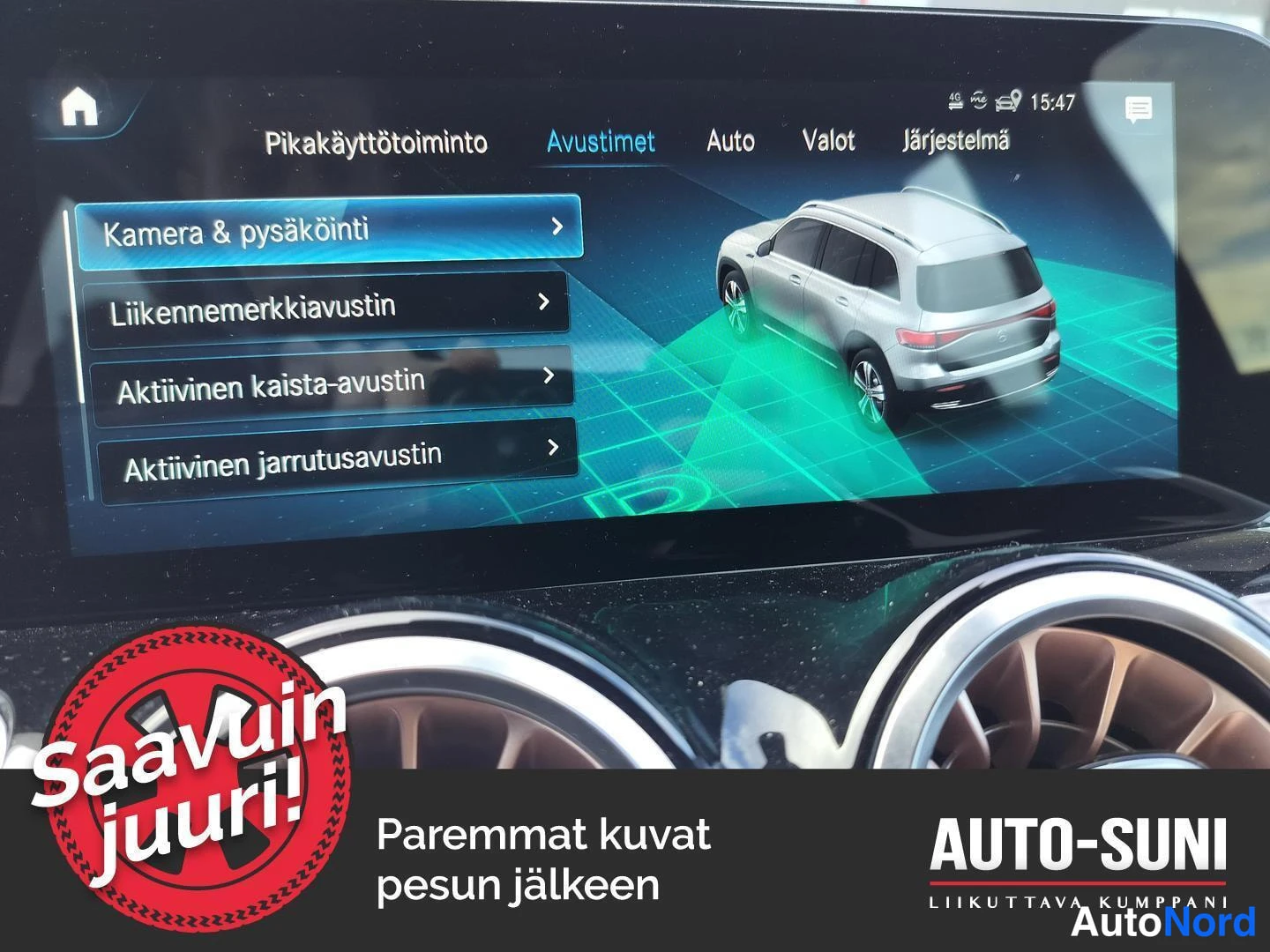 Muu: Mercedes-Benzin näytön Avustimet-valikko: valittuna Kamera & pysäköinti, listalla myös liikennemerkki-, kaista- ja jarrutusavustimet
