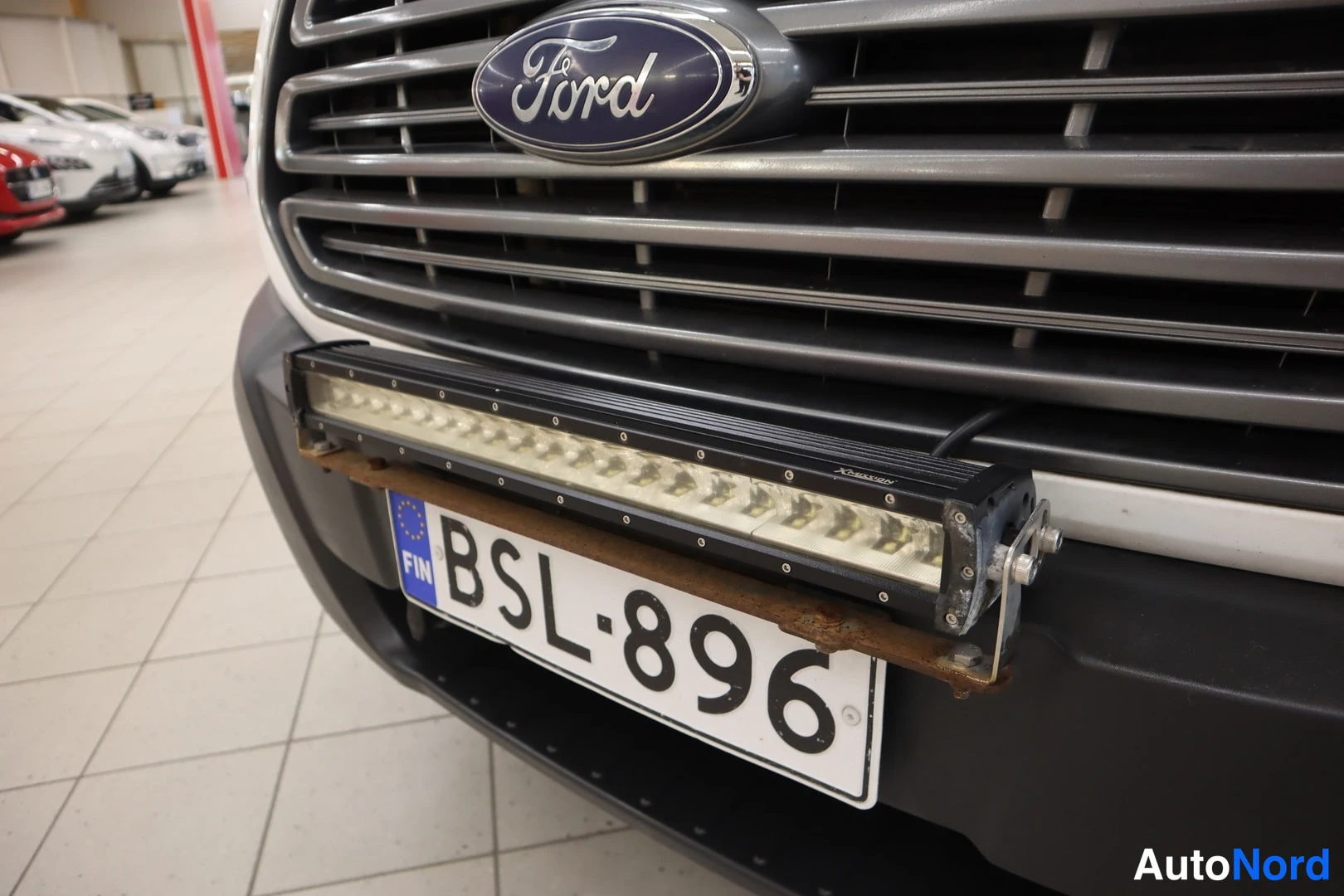 Muu: Ford-embleemi, Ford Transitin etusäleikkö ja lisävalo istutettu puskuriin, rekisterikilpi